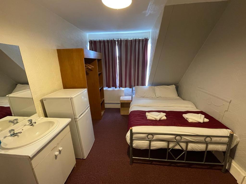 Double Room with Shared Bathroom photo 3