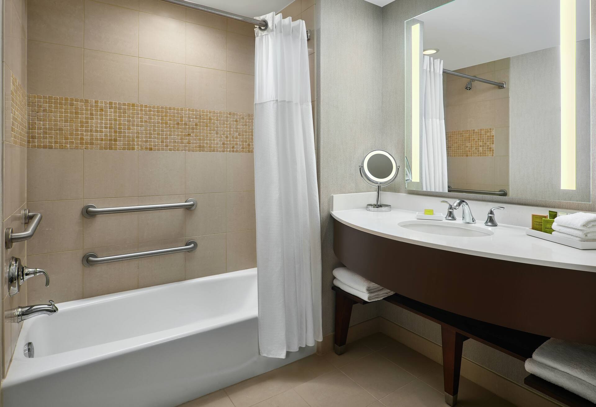Executive Suite with Theme Park View thumbnail 6