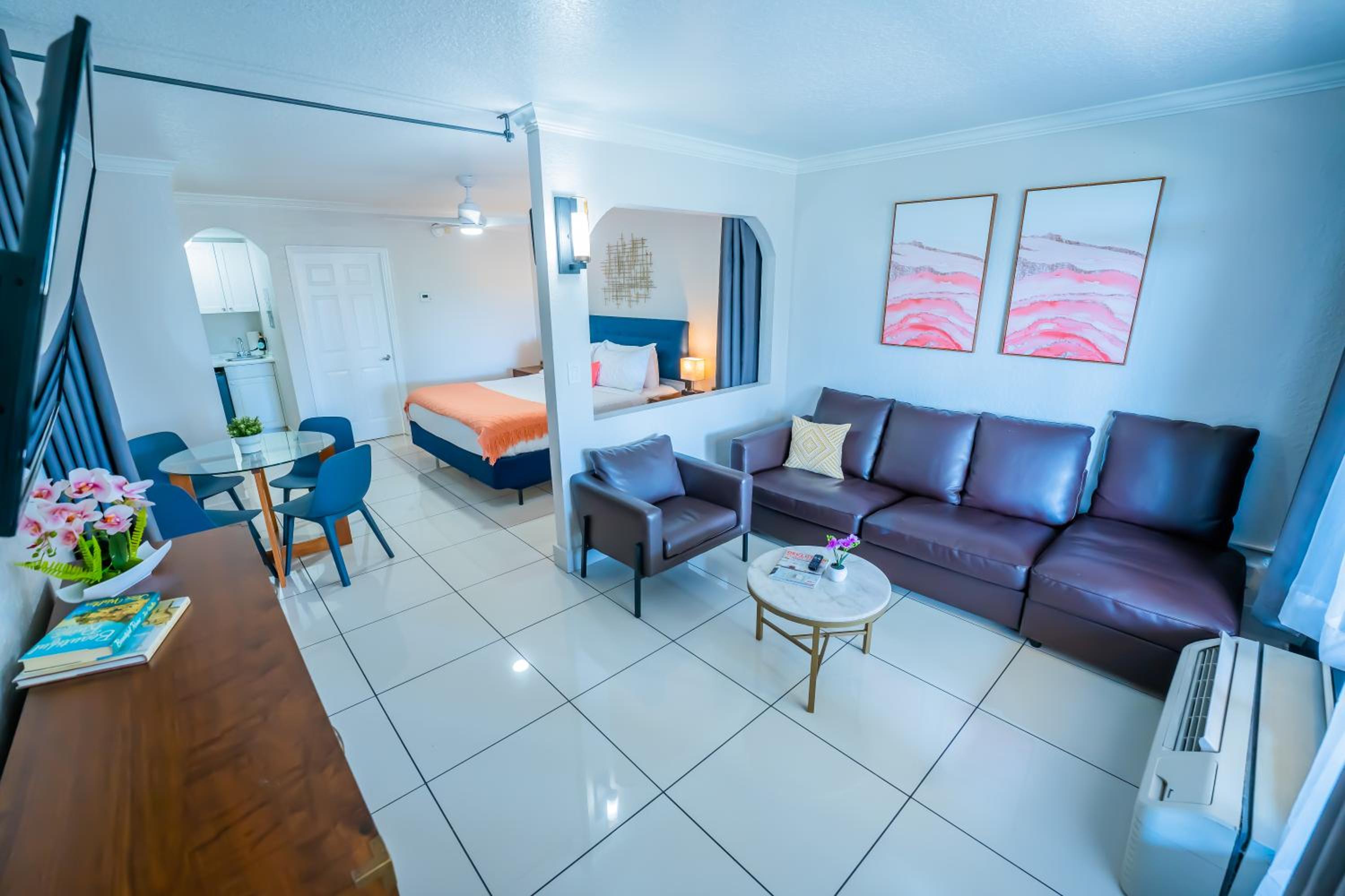 Junior Suite King with Kitchenette and Sofa Bed - Photo 6