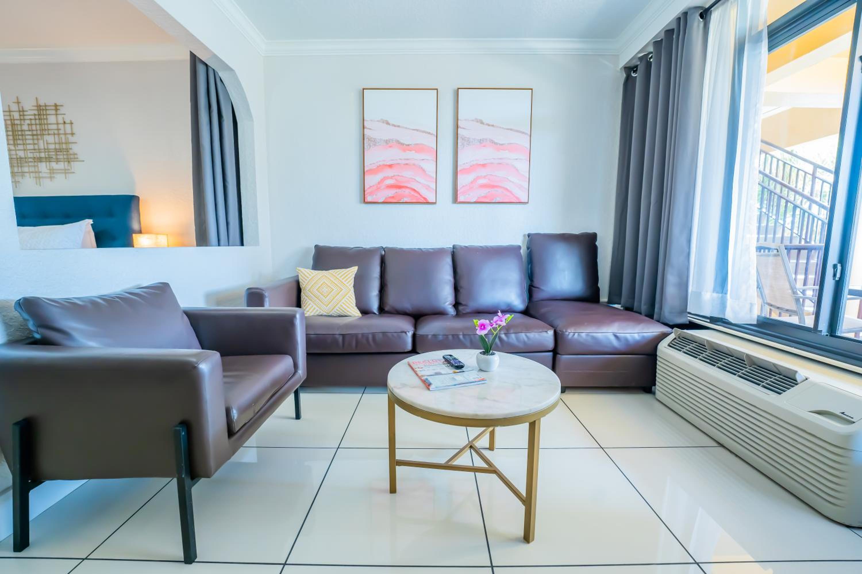 Junior Suite King with Kitchenette and Sofa Bed - Photo 7