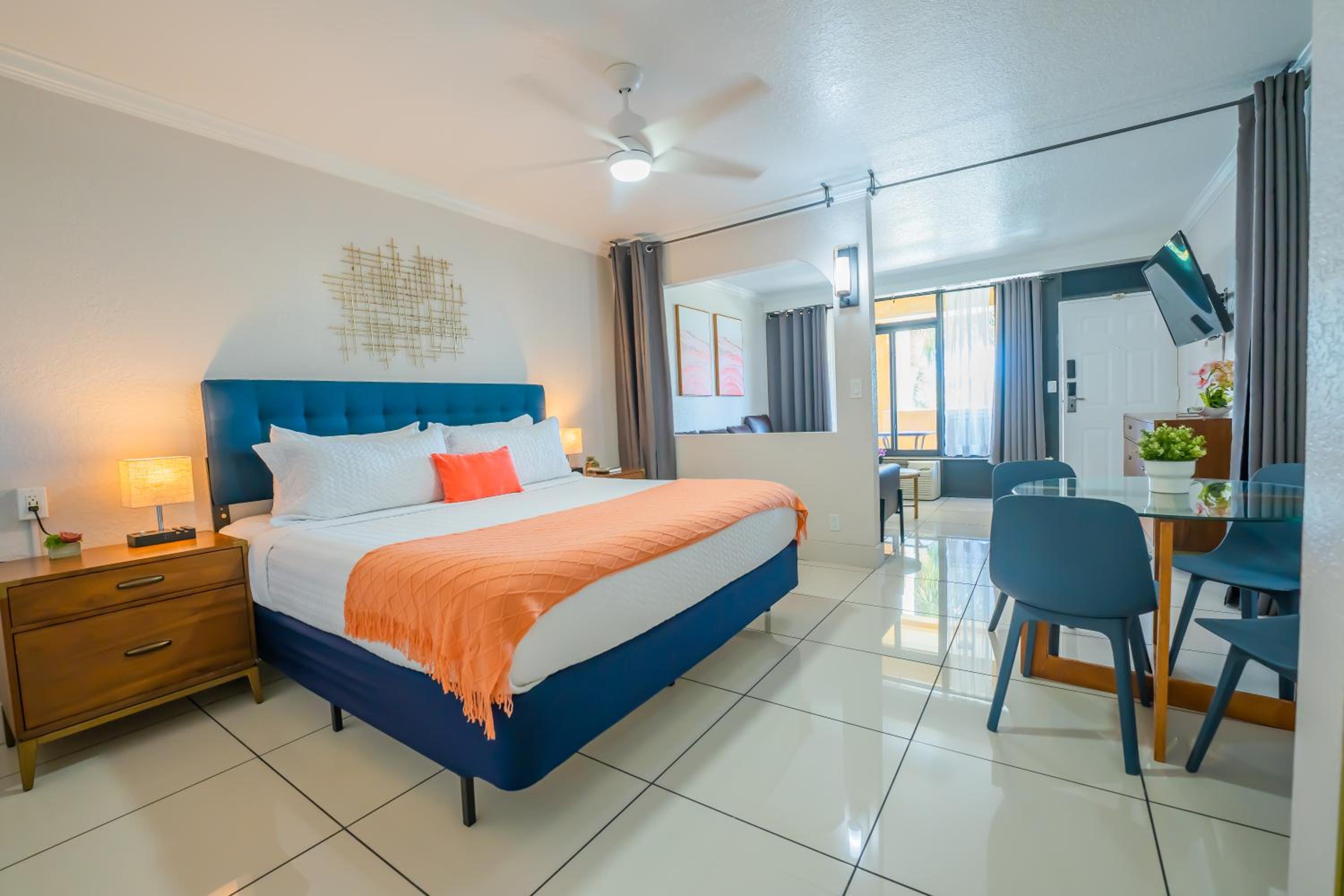 Junior Suite King with Kitchenette and Sofa Bed - Photo 8