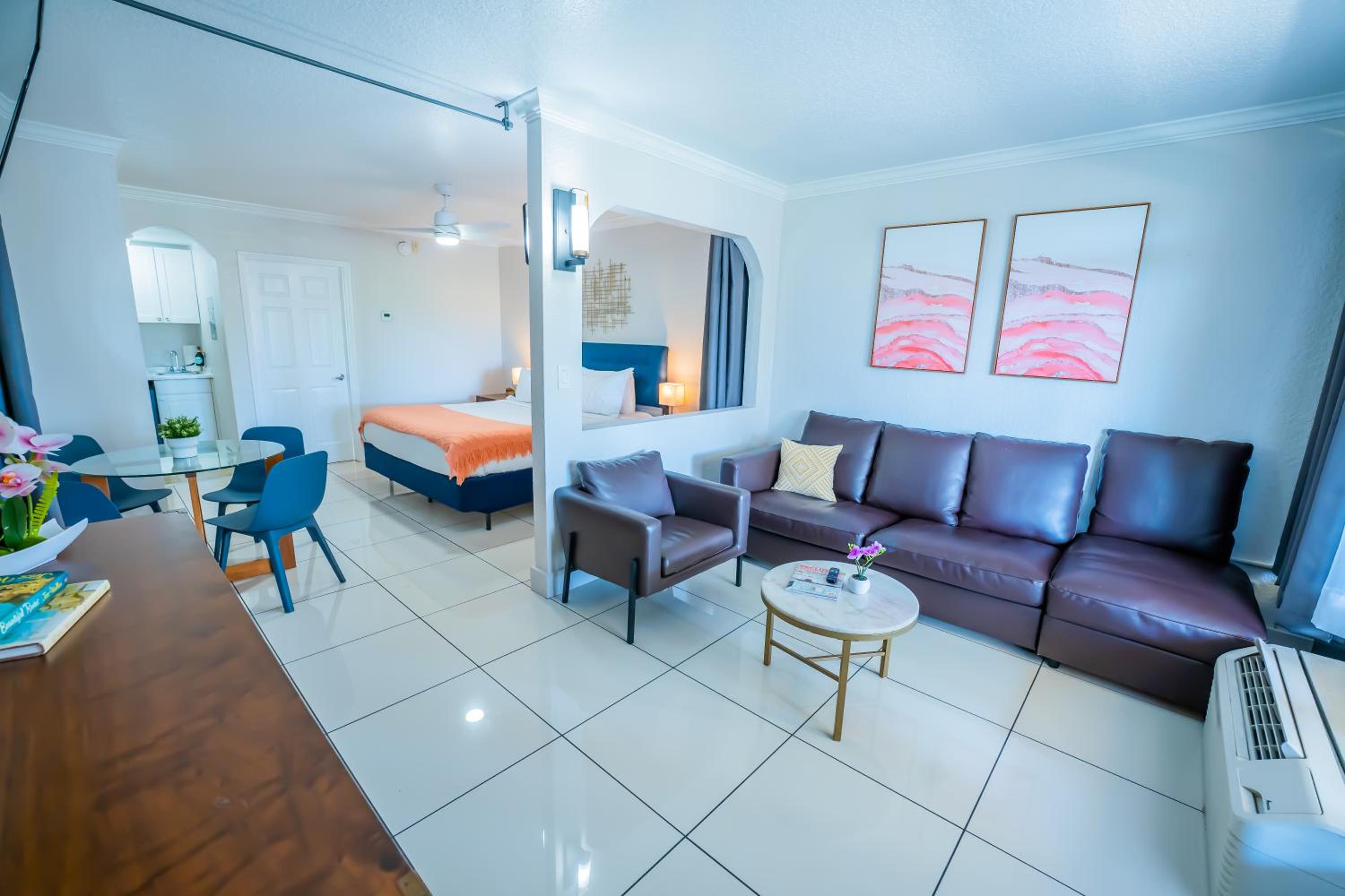 Junior Suite King with Kitchenette and Sofa Bed - Photo 12