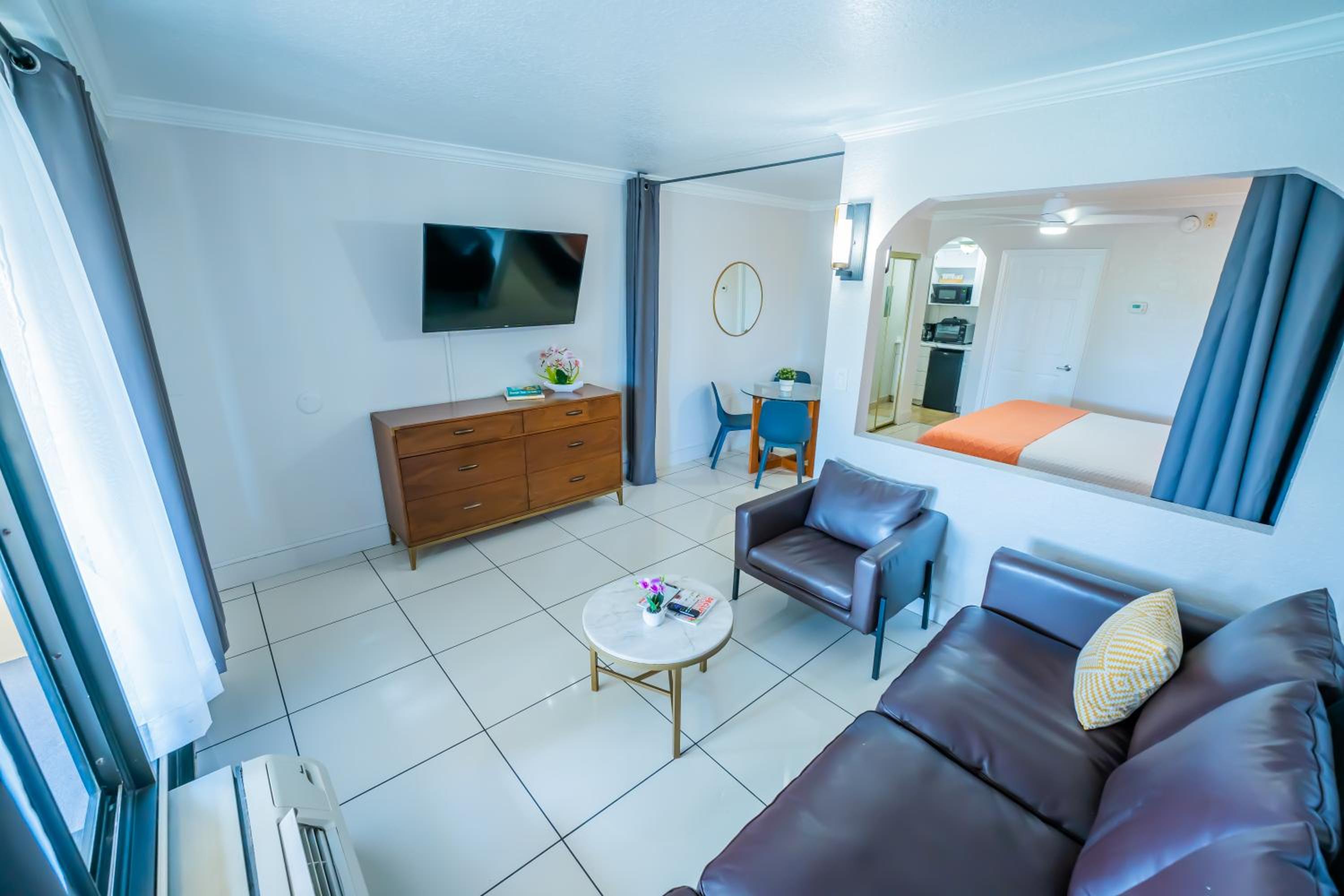 Junior Suite King with Kitchenette and Sofa Bed - Photo 13