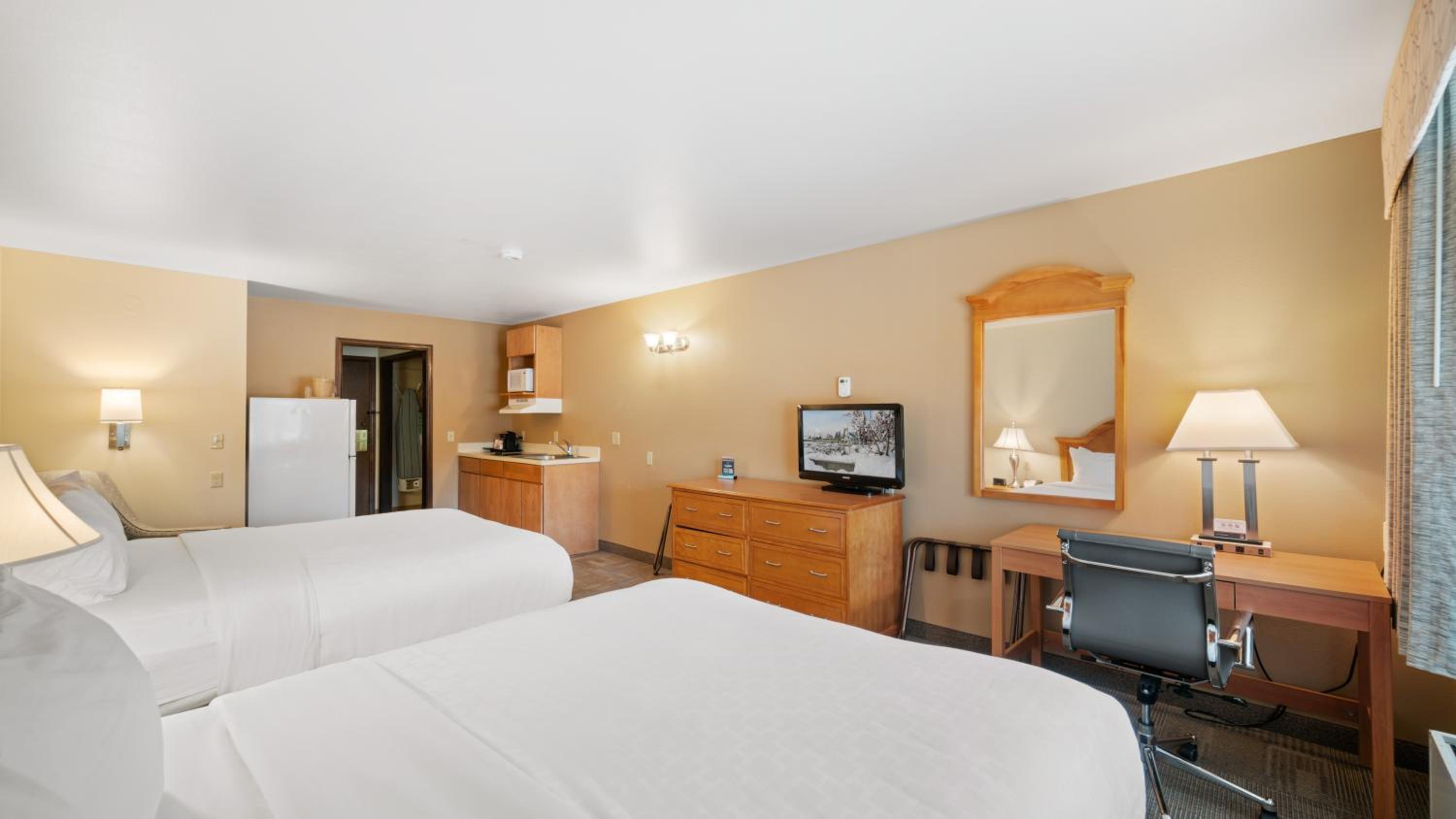 Queen Room with Two Queen Beds - Non-Smoking - Photo 3