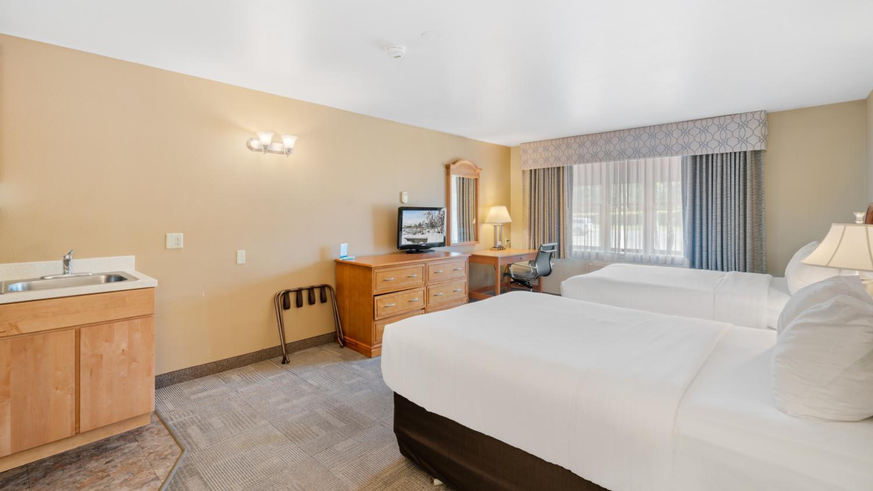 Queen Room with Two Queen Beds - Non-Smoking - Photo 8