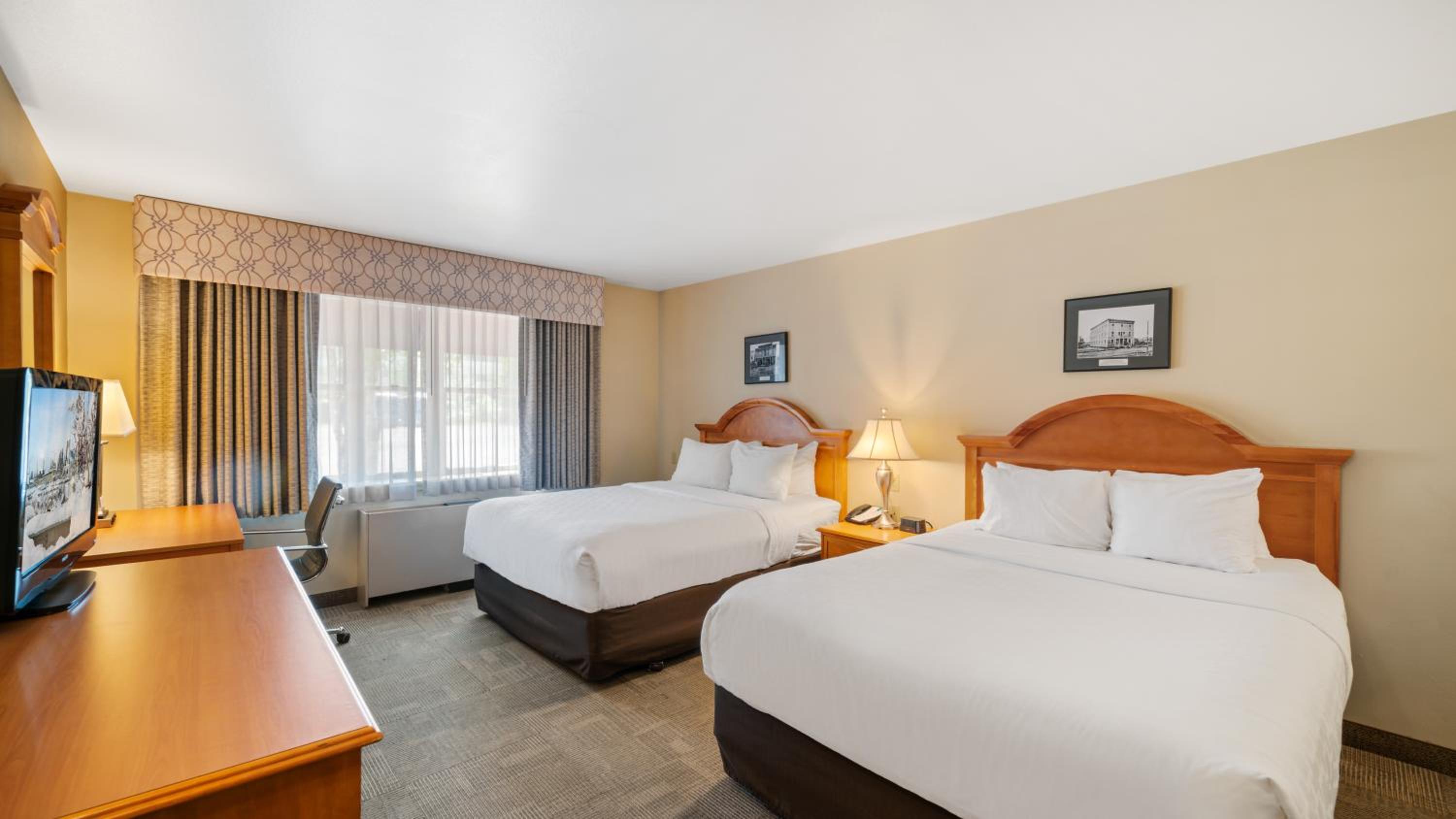 Queen Room with Two Queen Beds - Non-Smoking - Photo 9