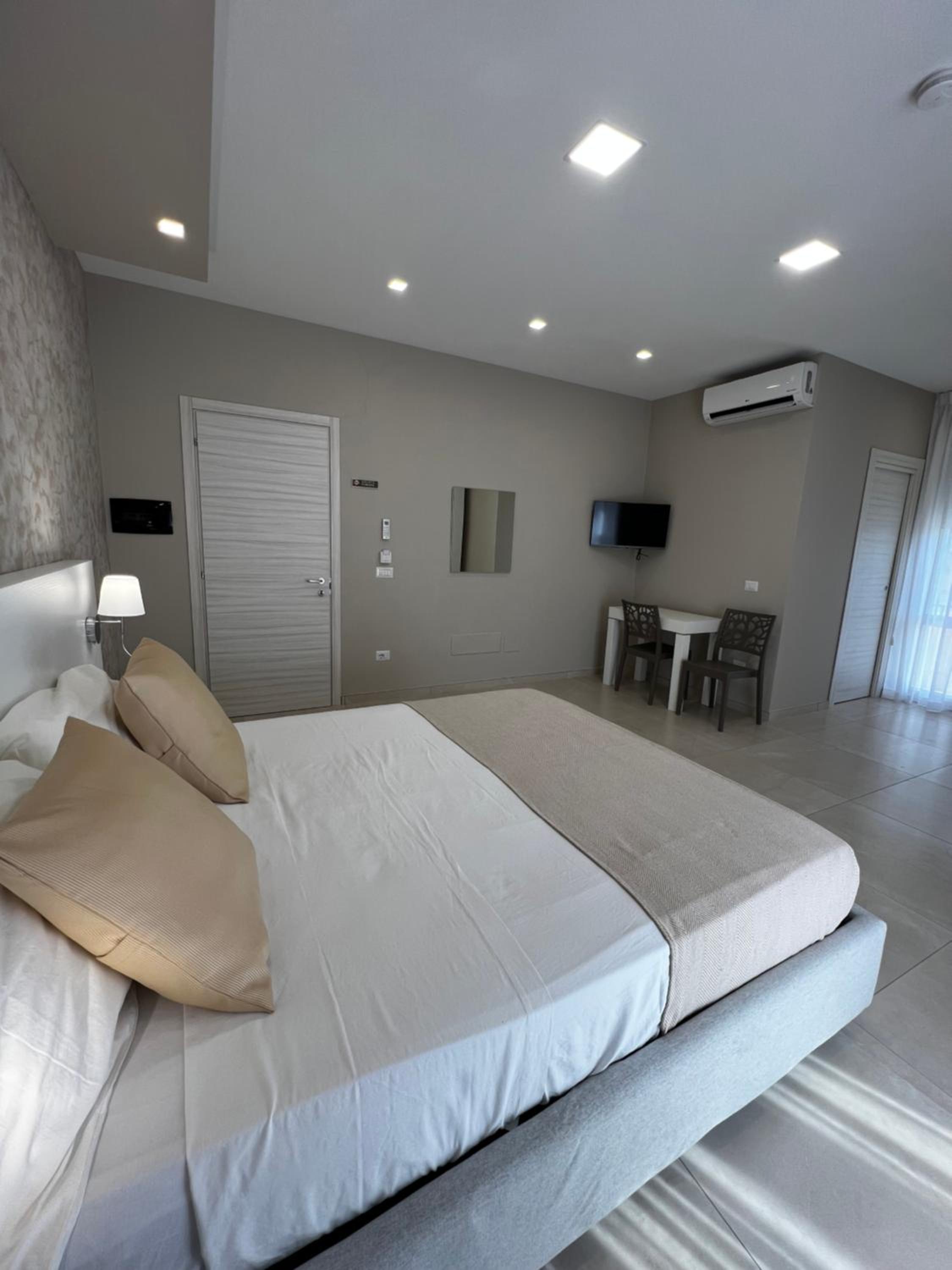 Deluxe Room (2 Adults + 1 Child) photo 1