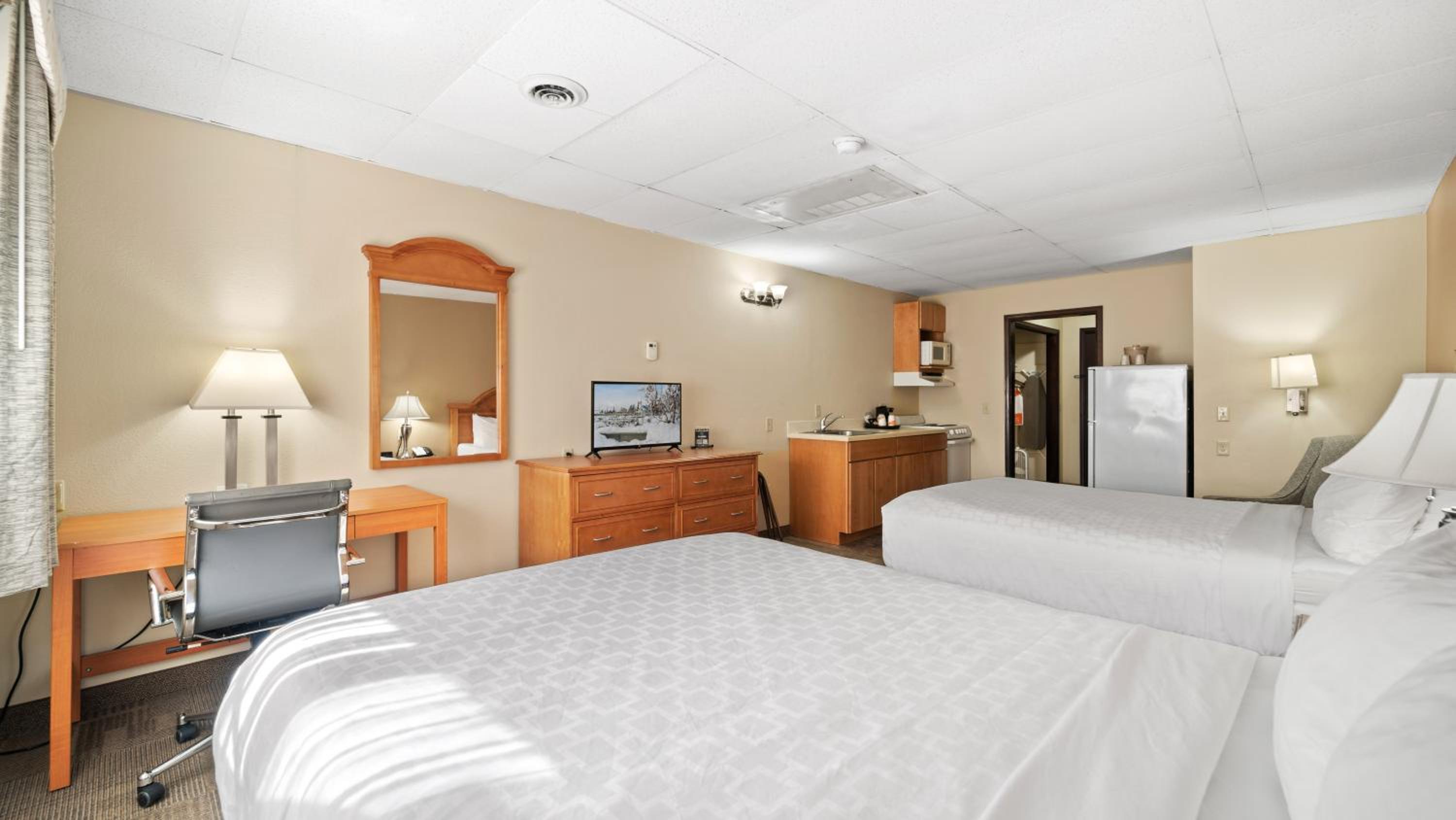 Efficiency Queen Room with Two Queen Beds - Non-Smoking - Photo 7