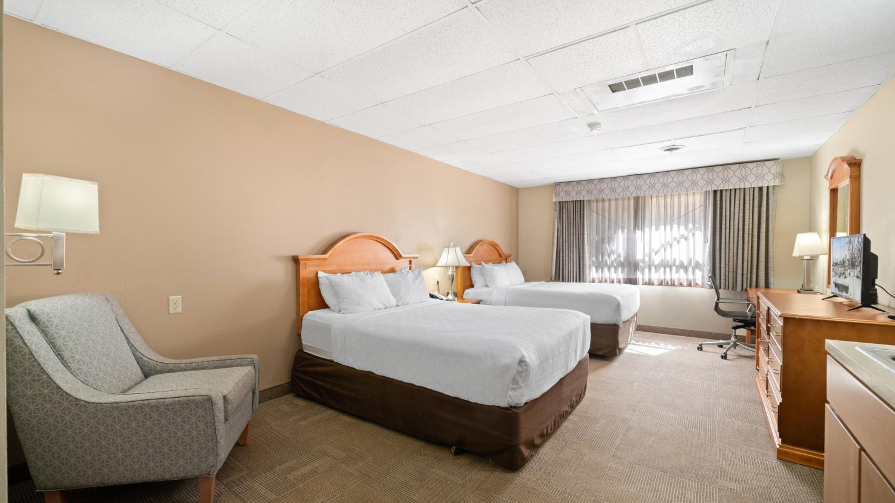 Queen Room with Two Queen Beds - Non-Smoking - Photo 6