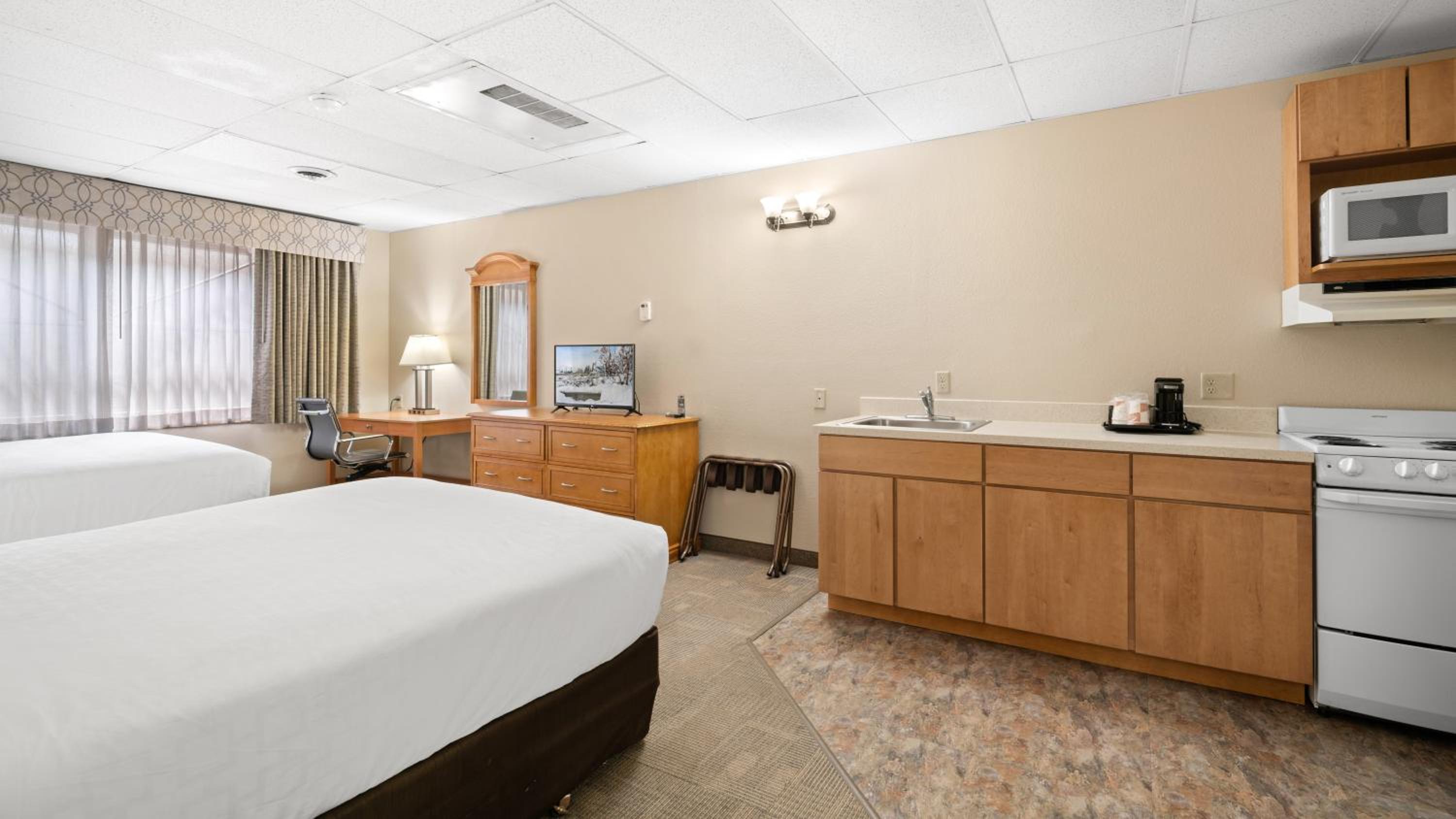 Queen Room with Two Queen Beds - Non-Smoking - Photo 5