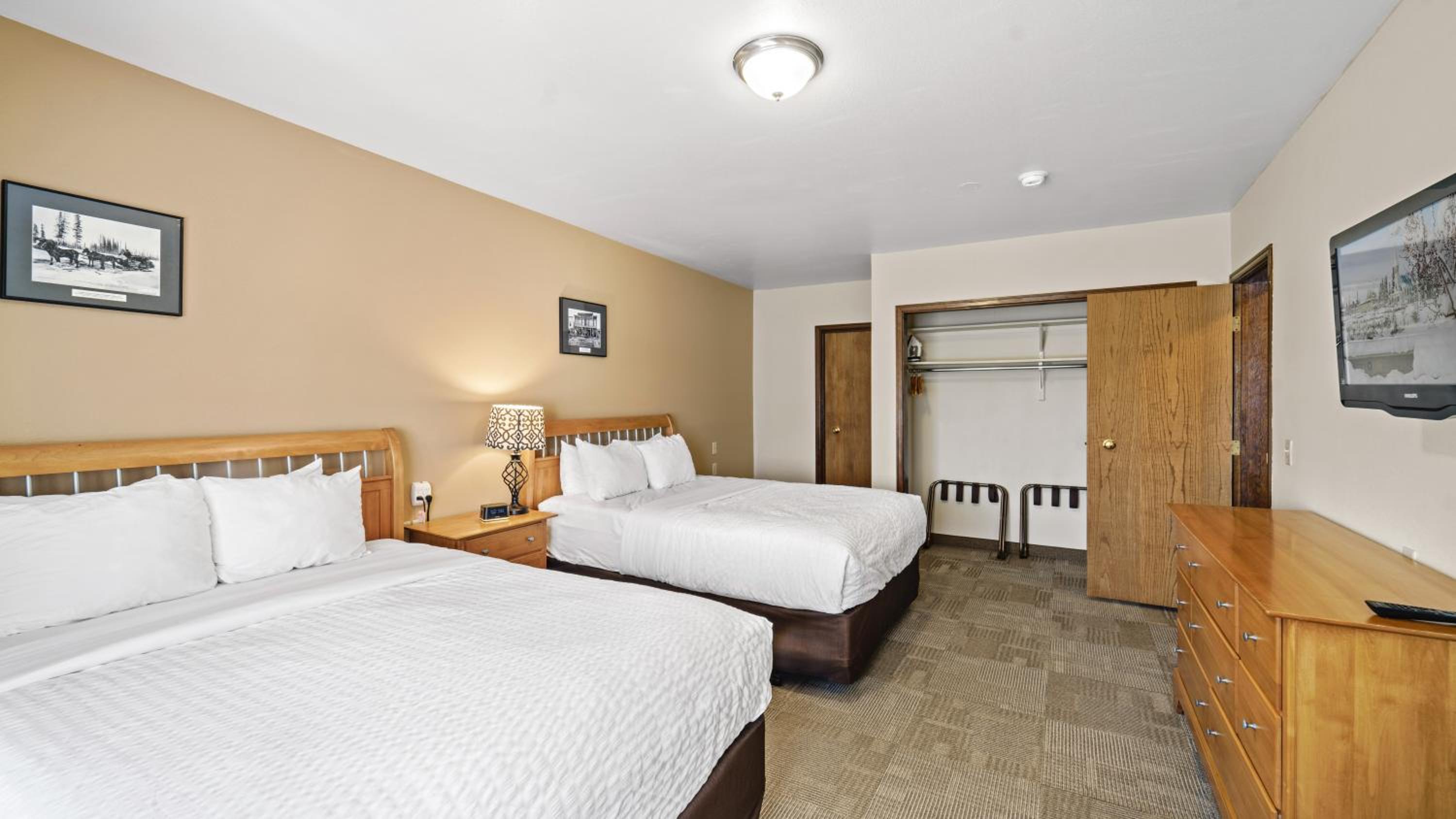 Efficiency Queen Room with Two Queen Beds - Non-Smoking - Photo 5