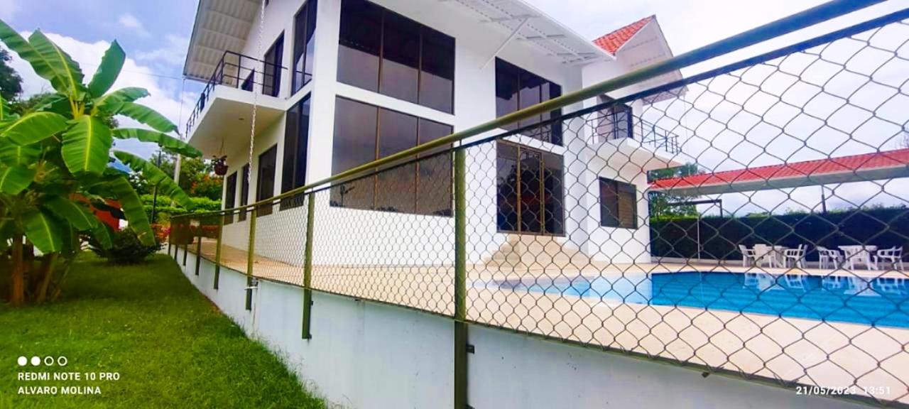 Five-Bedroom House photo 2