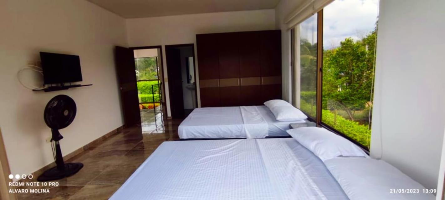 Five-Bedroom House photo 1