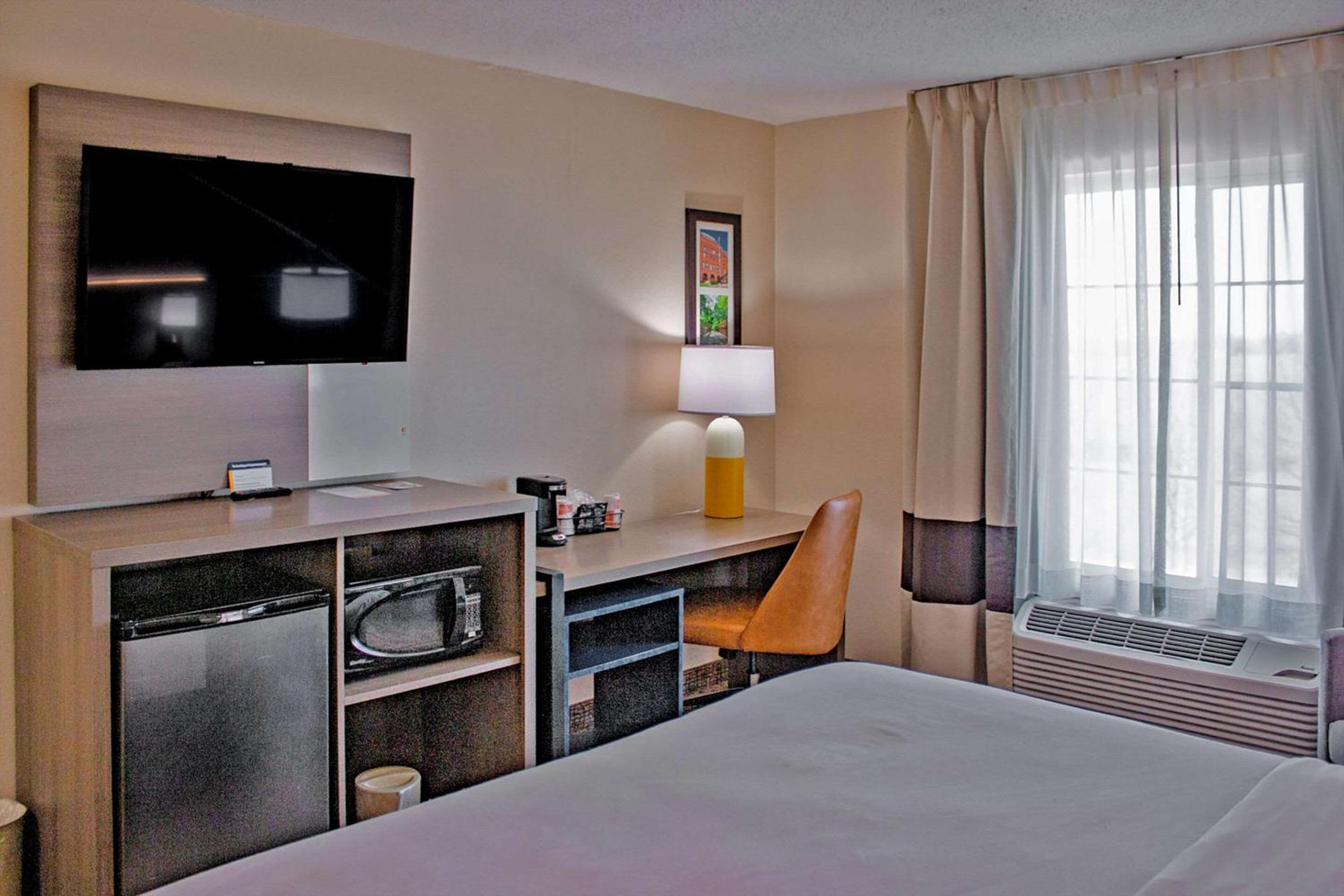 King Room - Non-Smoking - Photo 6
