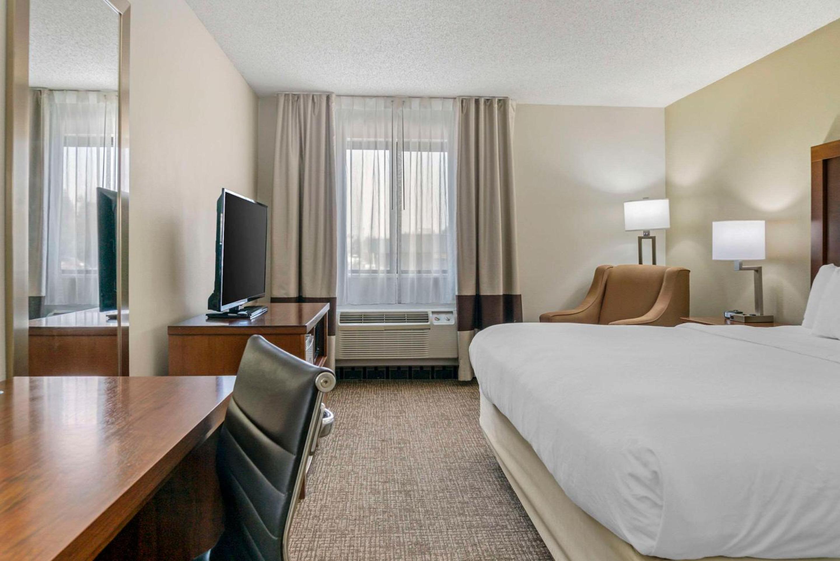 King Room - Accessible/Non-Smoking - Photo 1