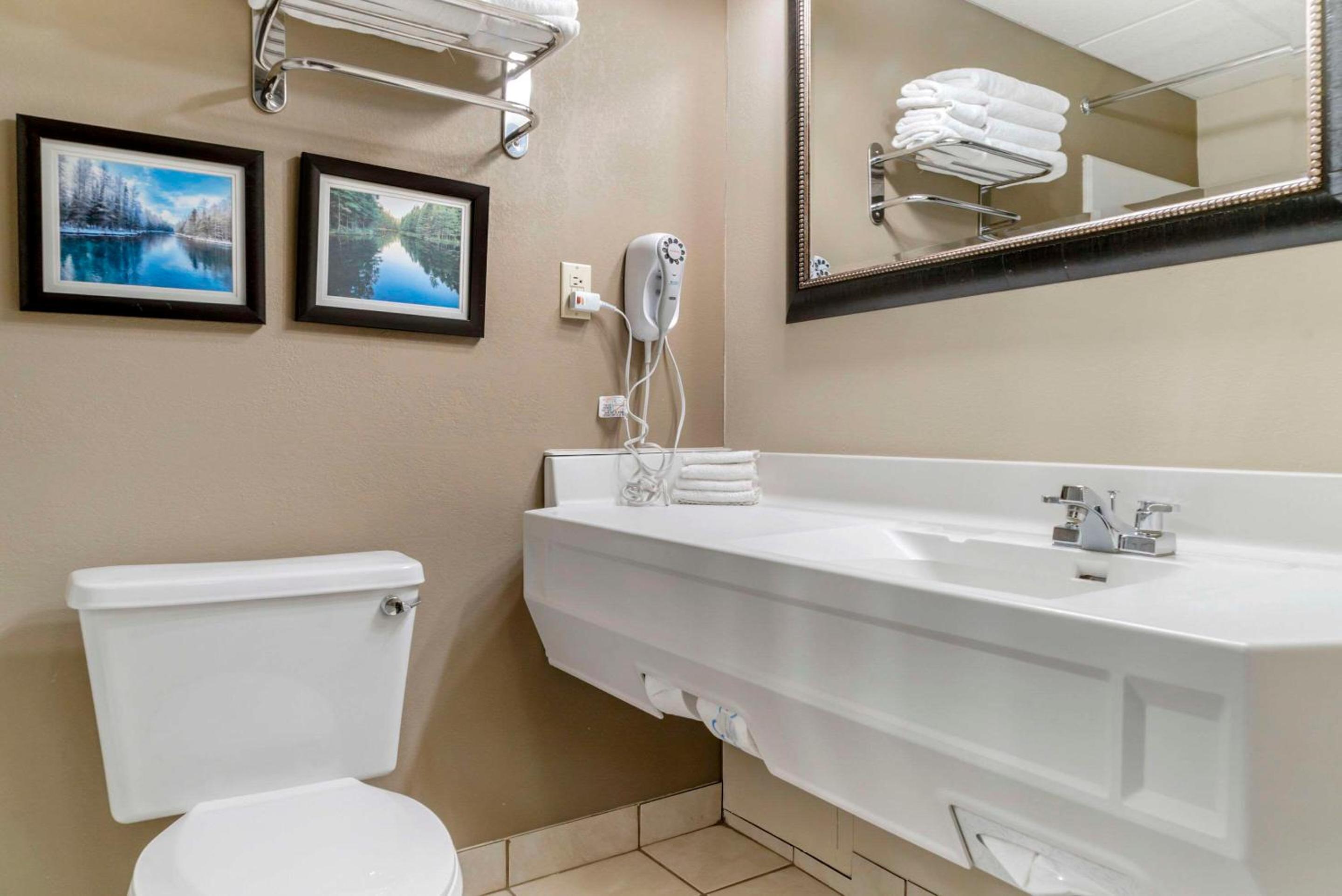 King Suite - Non-Smoking - Photo 3