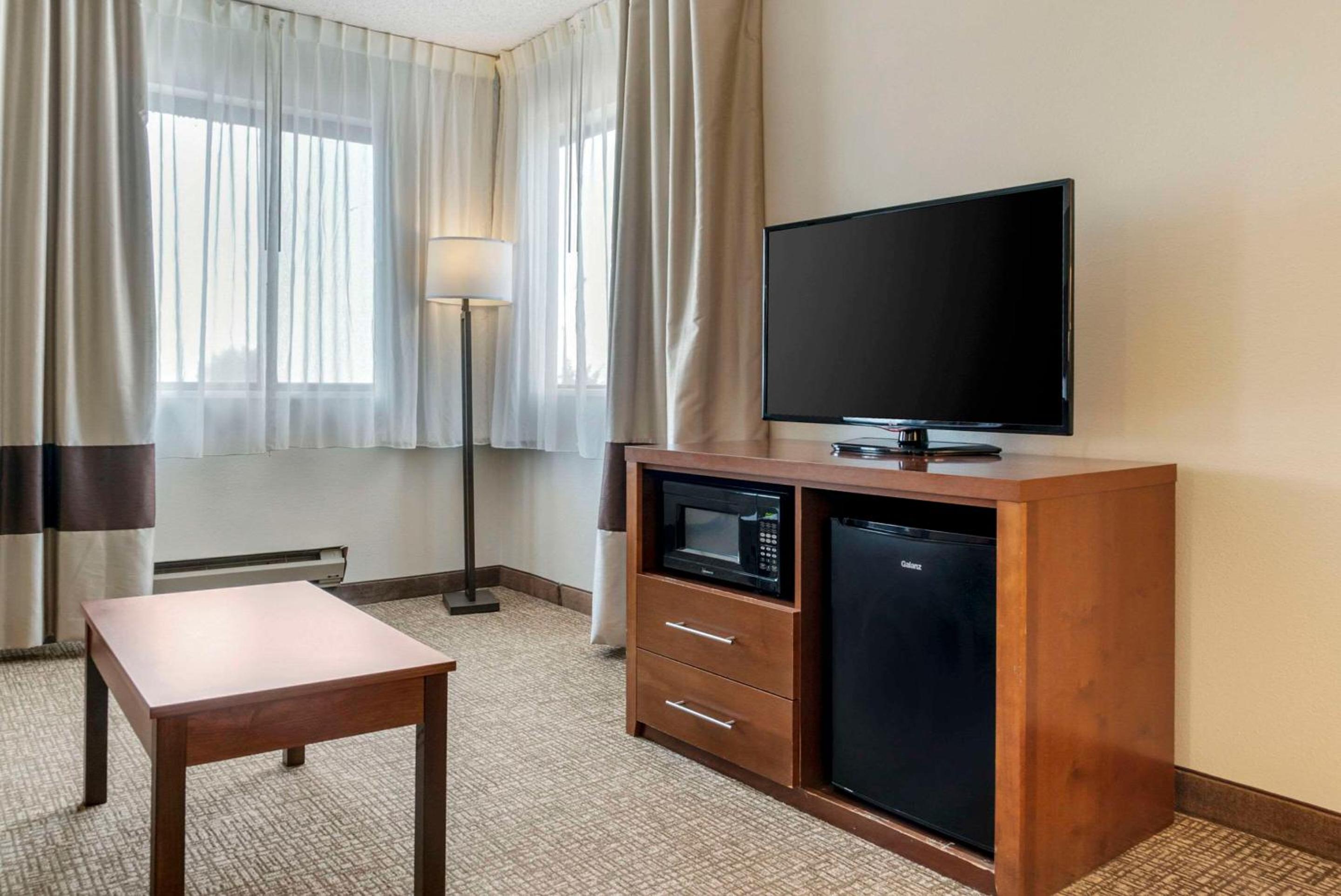 King Suite - Non-Smoking - Photo 4
