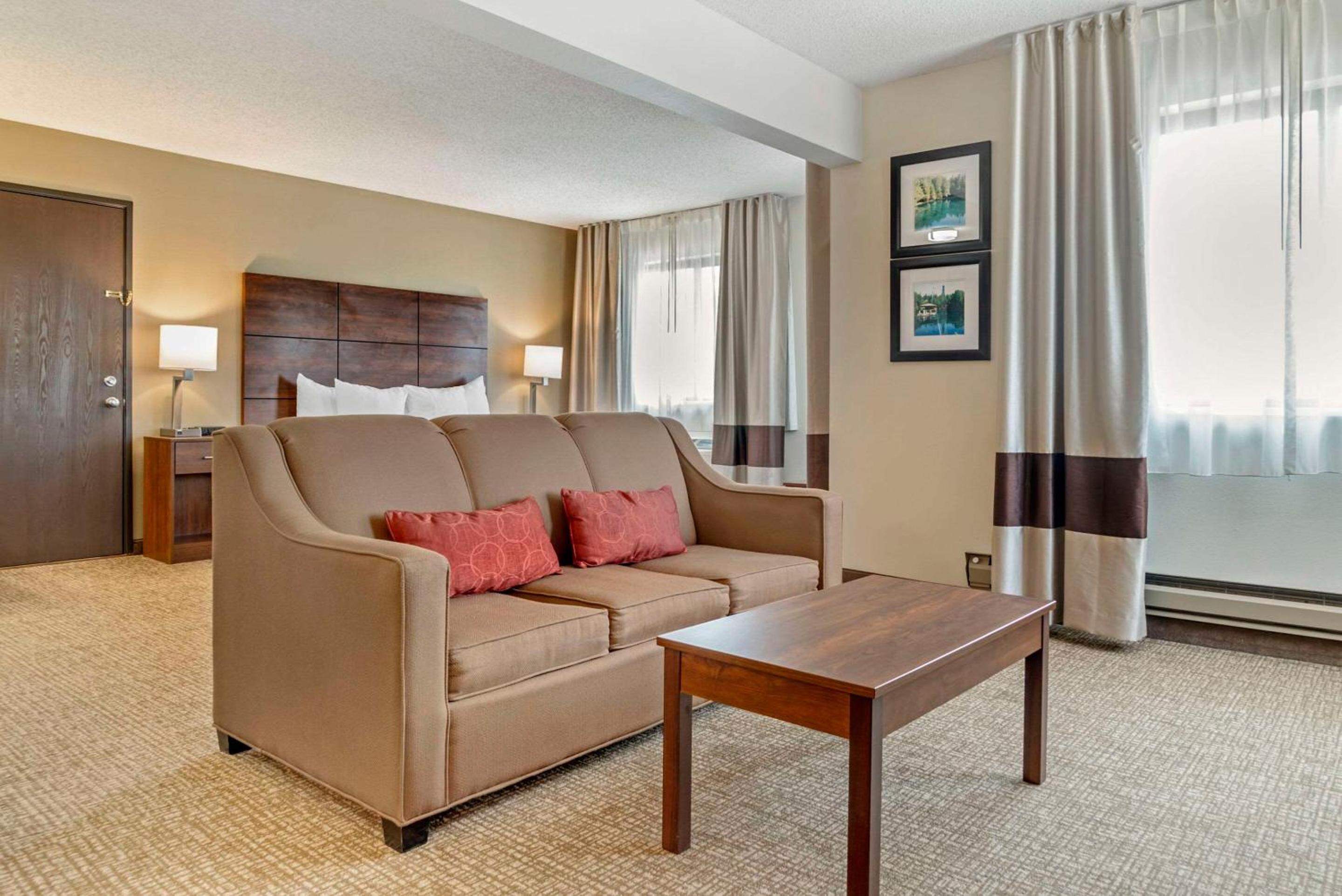 King Suite - Non-Smoking - Photo 2