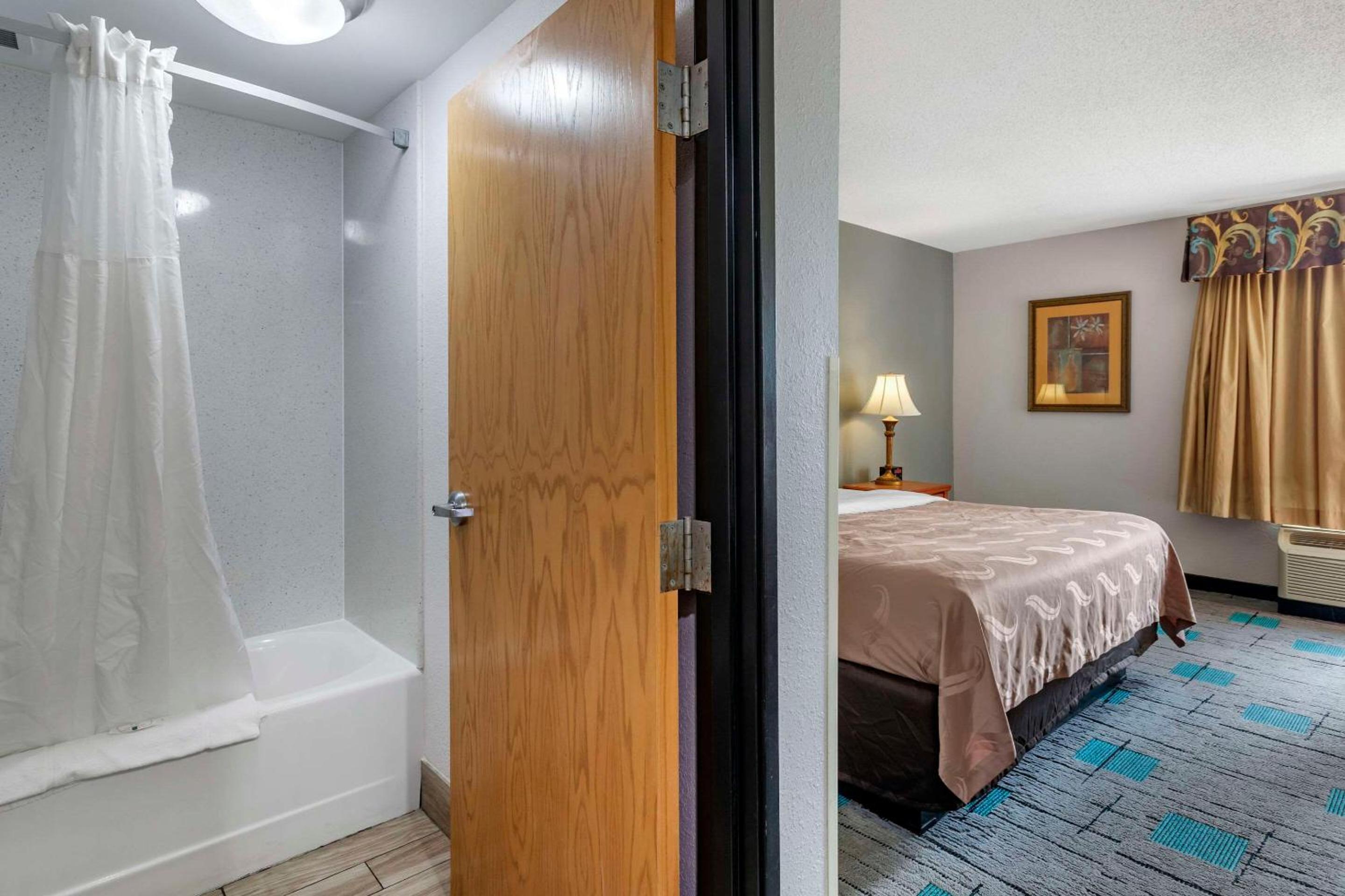 King Room - Non-Smoking photo 2