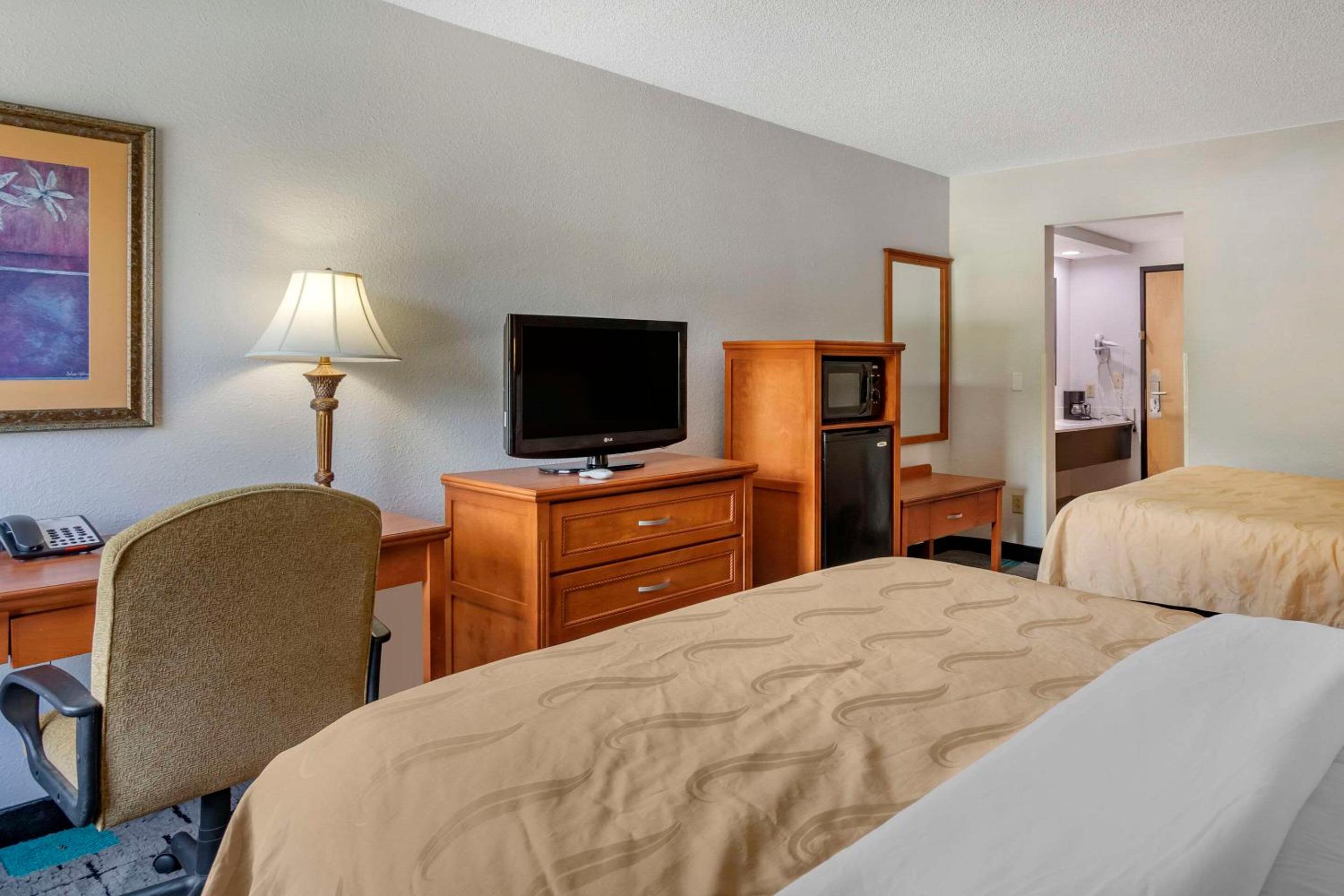 Queen Room with Two Queen Beds - Non-Smoking photo 3
