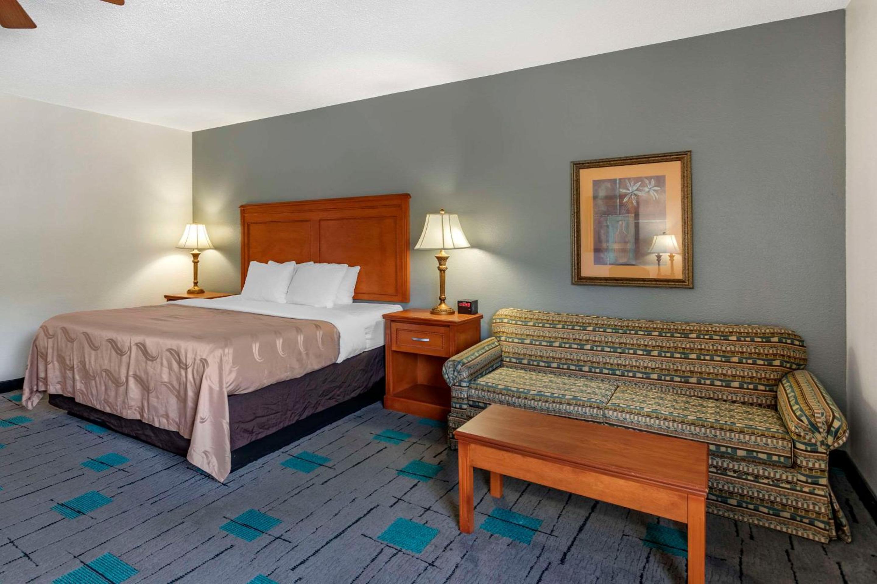 King Suite - Non-Smoking photo 1