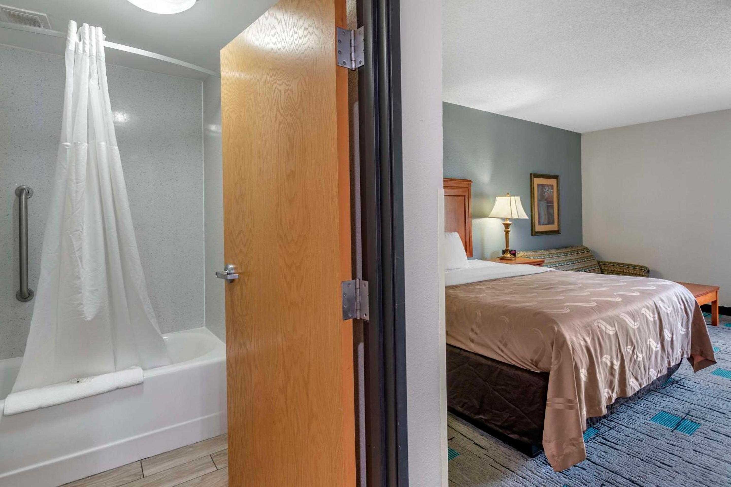King Suite - Non-Smoking photo 2