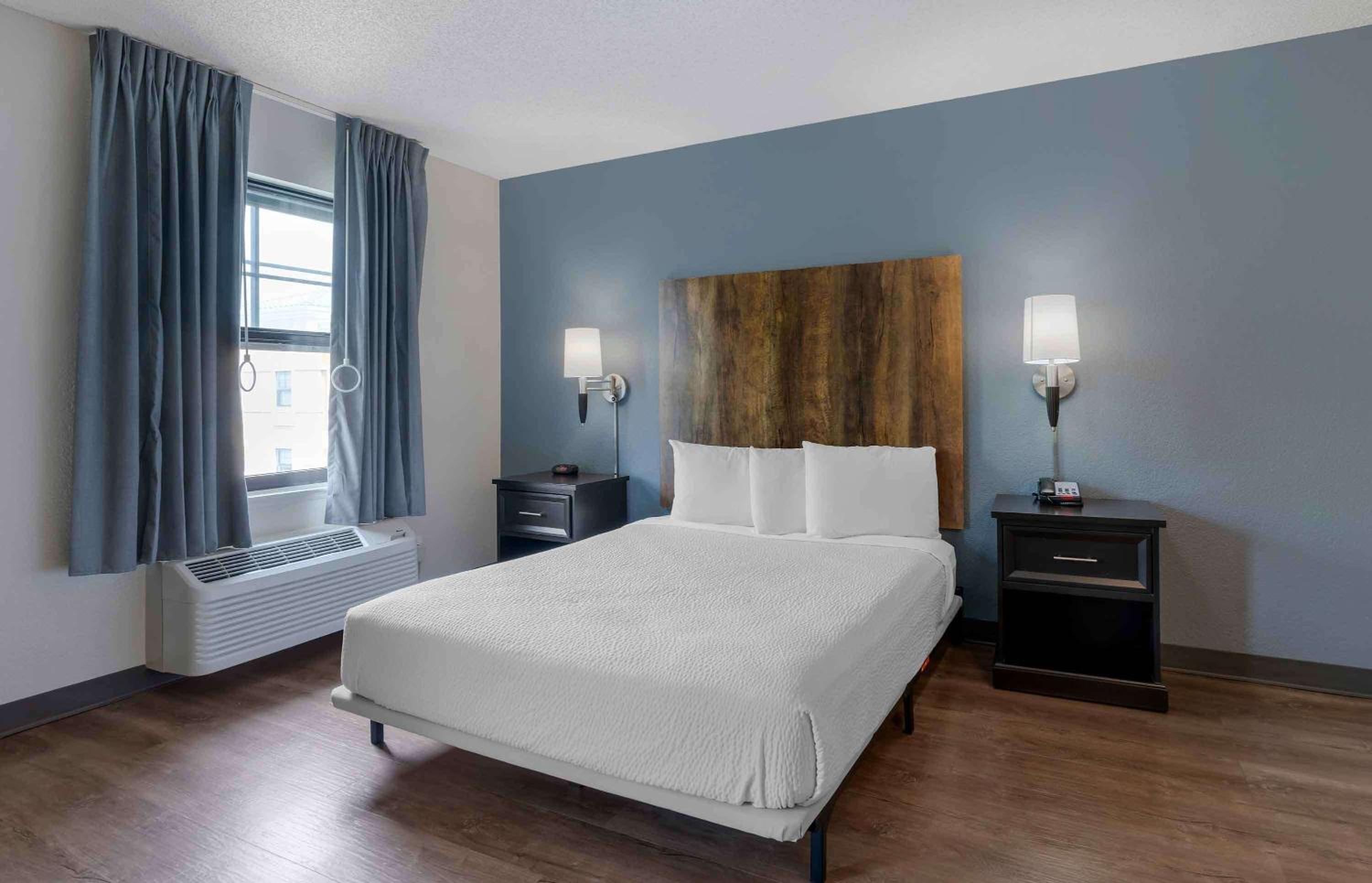 Queen studio with 1 Queen Bed - Disability Access/Non-Smoking - Photo 13