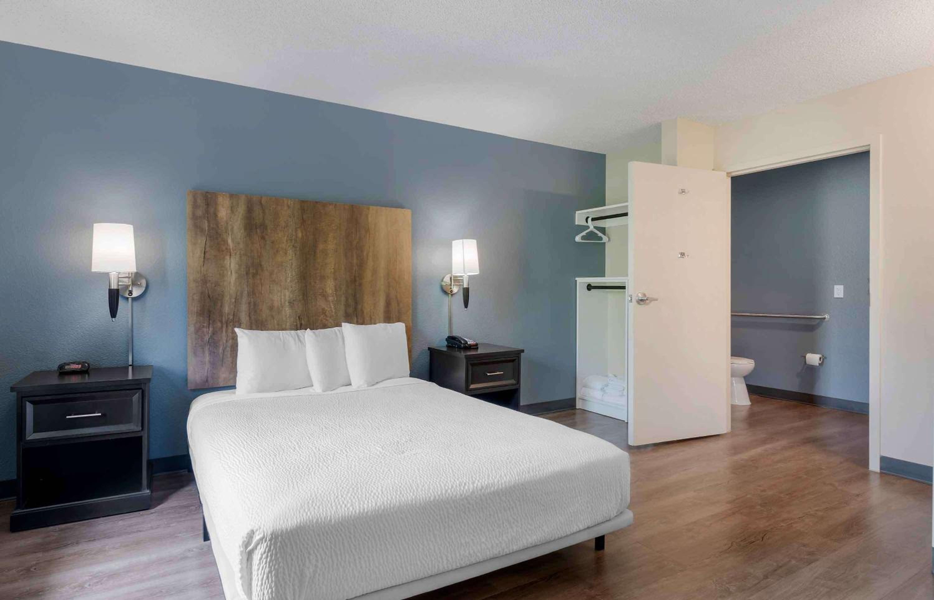 Queen studio with 1 Queen Bed - Disability Access/Non-Smoking - Photo 1