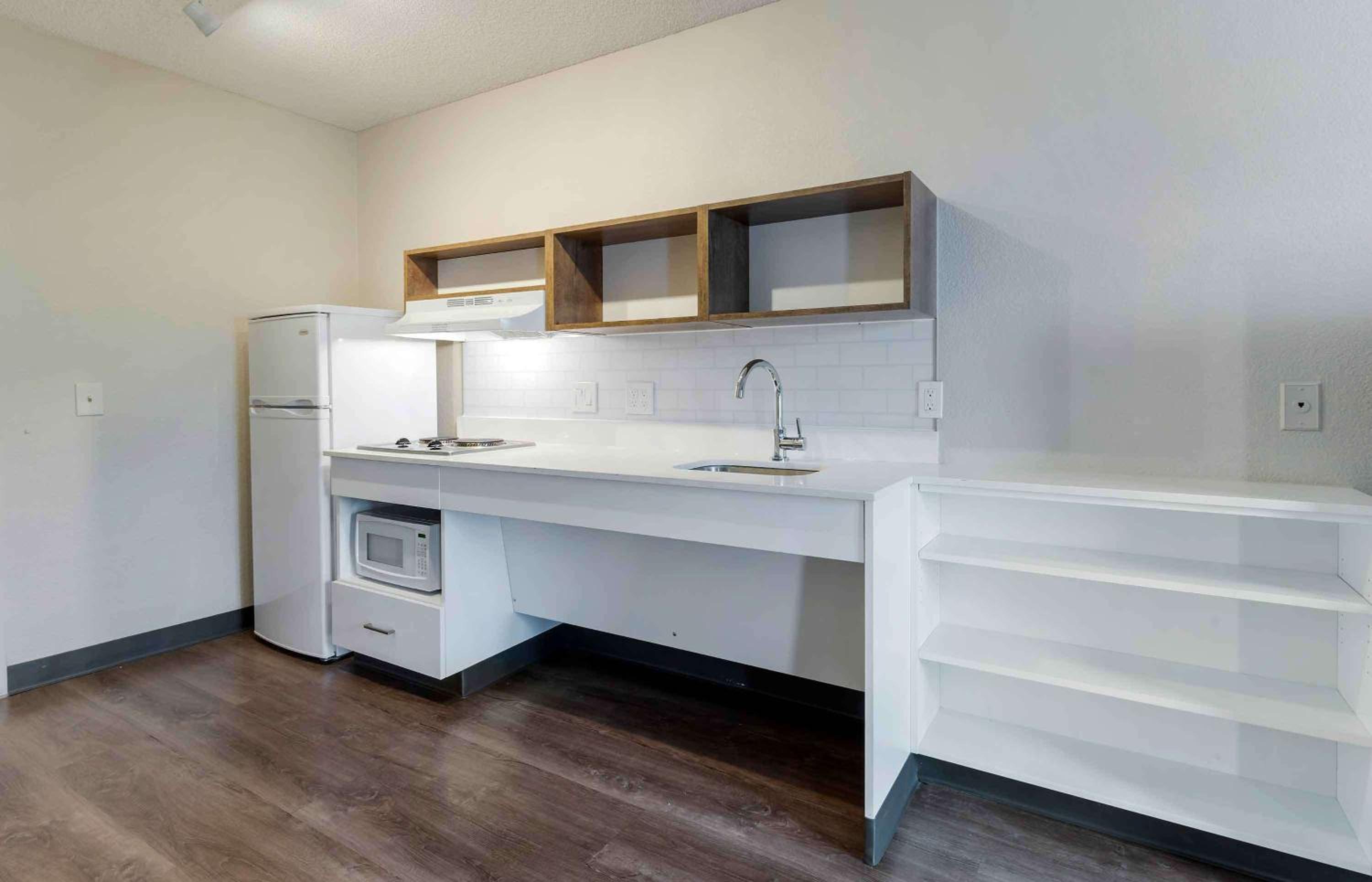 Queen studio with 1 Queen Bed - Disability Access/Non-Smoking - Photo 12