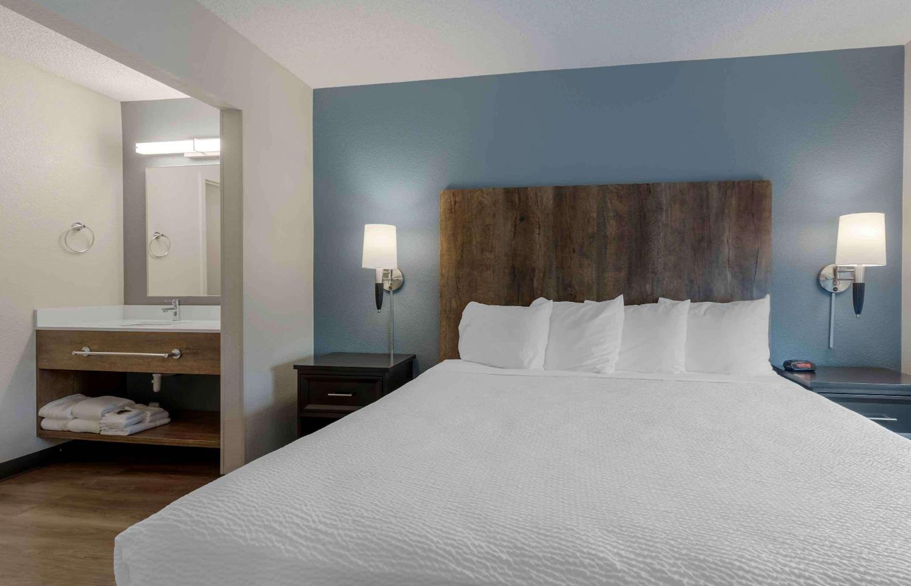 Deluxe Studio with 1 King Bed - Non-Smoking - Photo 2