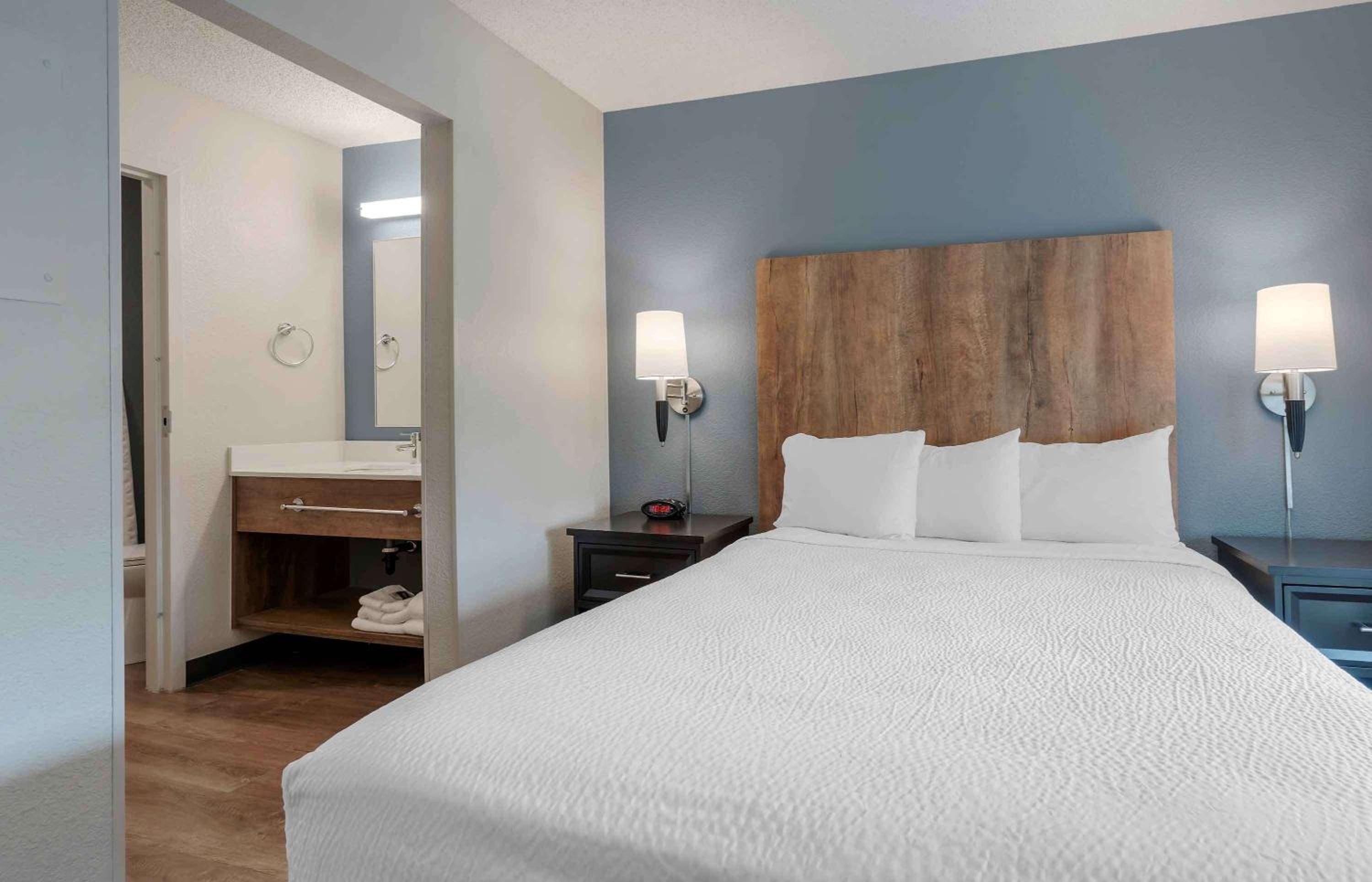 Deluxe Studio with 1 Queen Bed - Non-Smoking - Photo 1