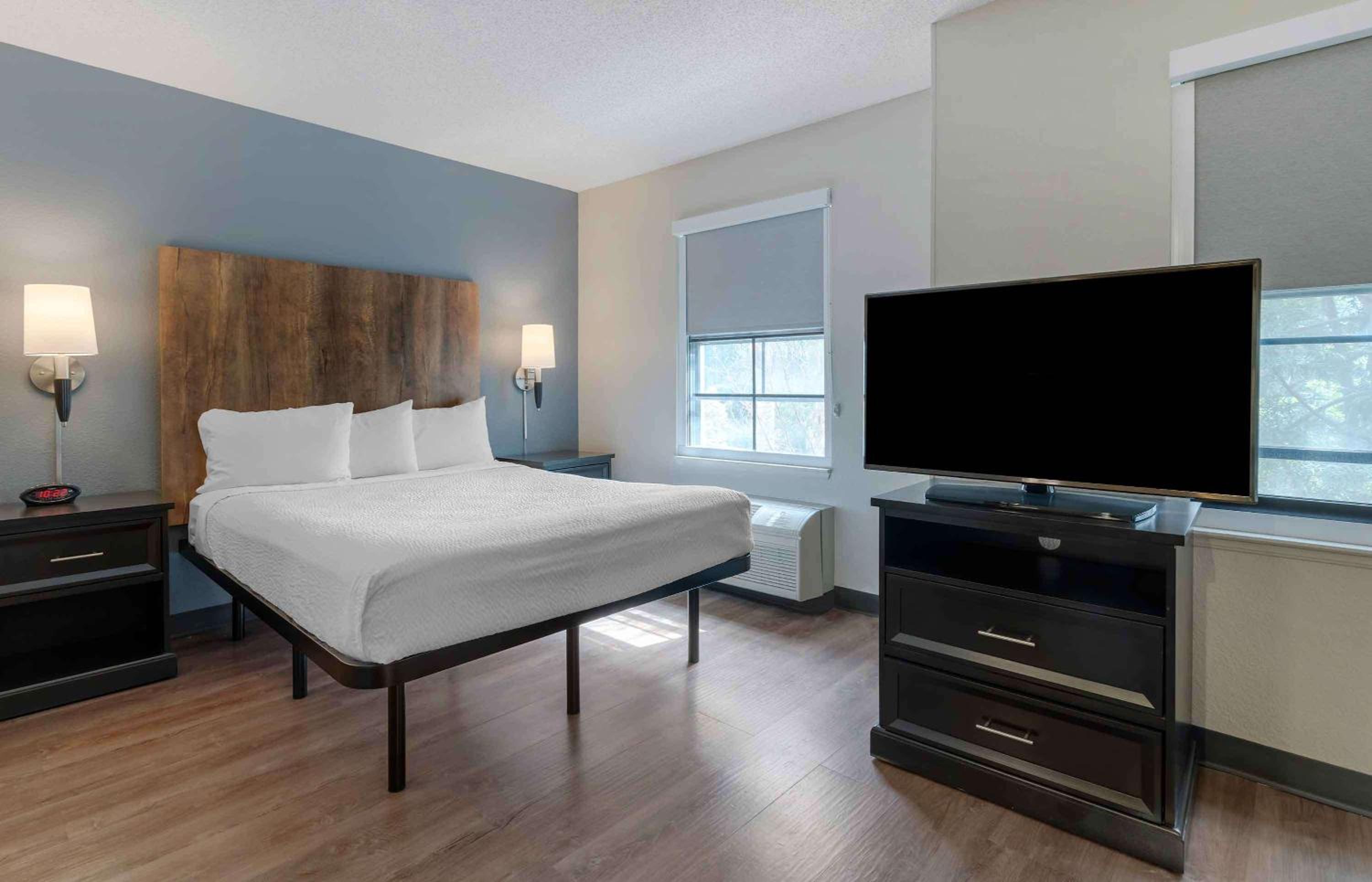Deluxe Studio with 1 Queen Bed - Non-Smoking - Photo 11