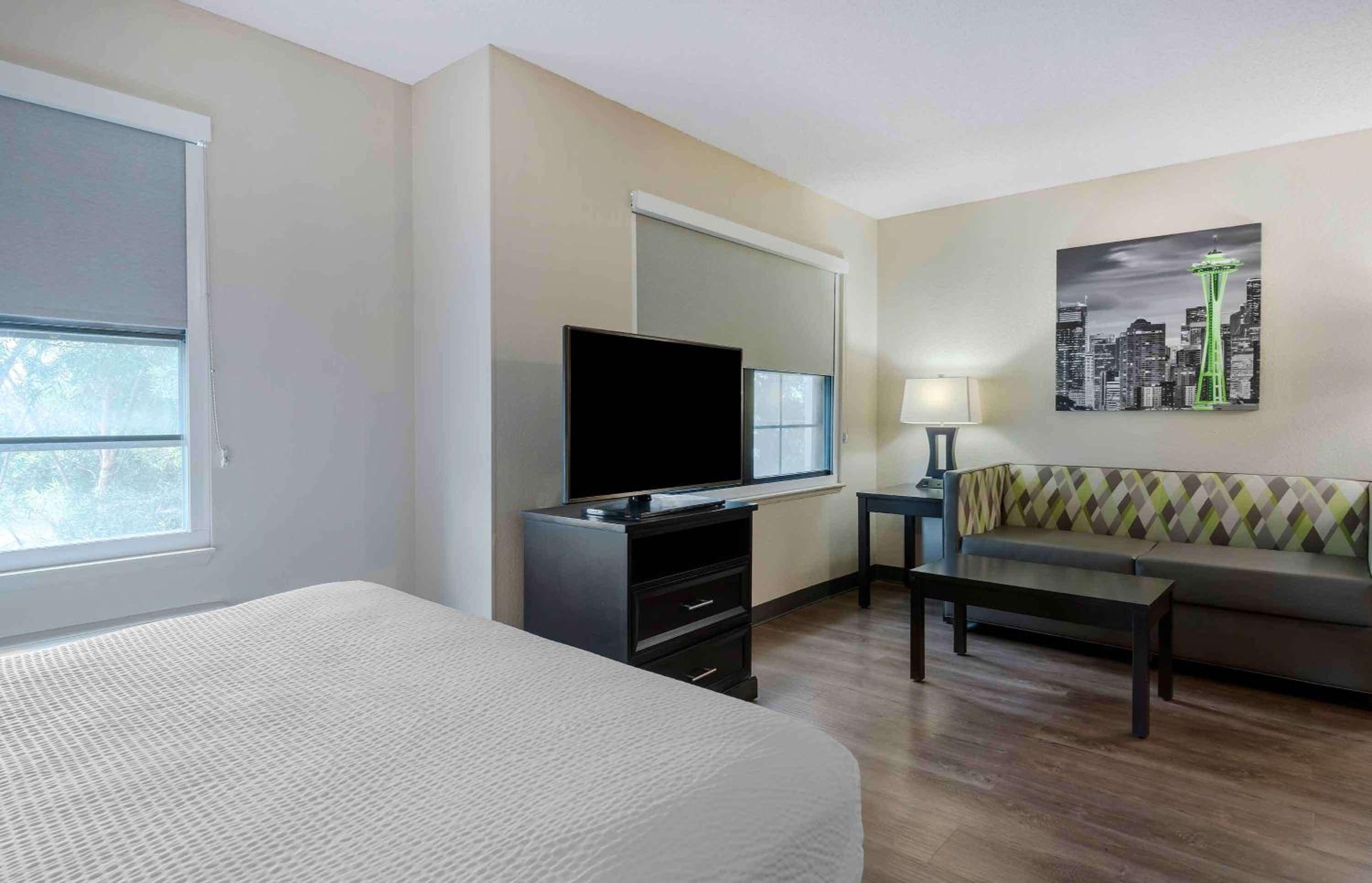 Deluxe Studio with 1 Queen Bed - Non-Smoking - Photo 10
