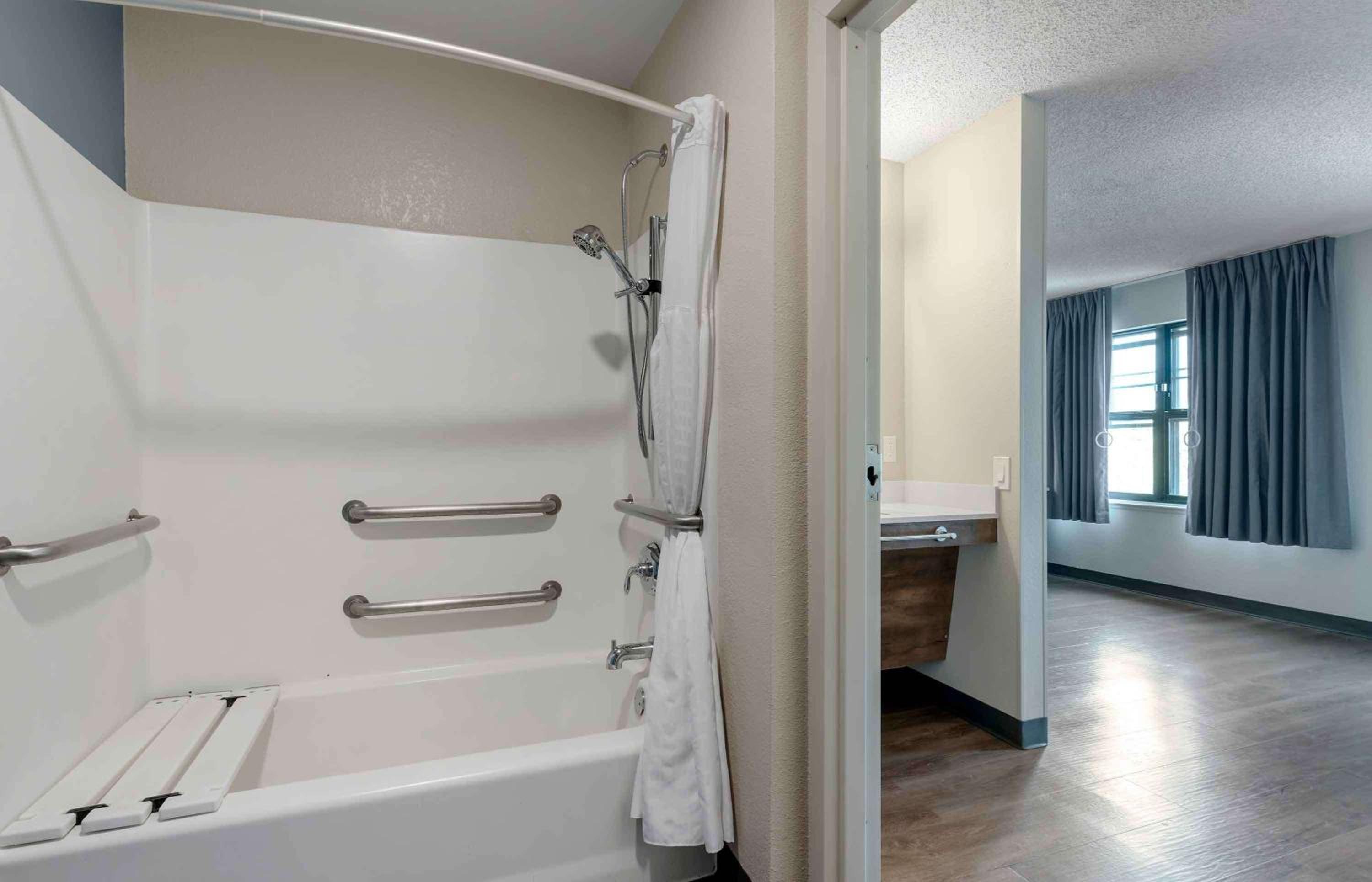 Queen studio with 1 Queen Bed - Disability Access/Non-Smoking - Photo 3