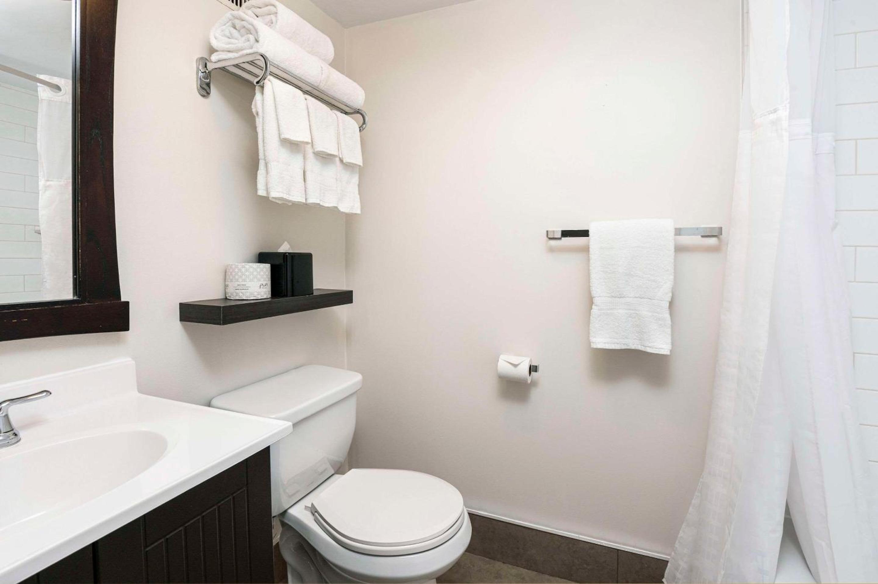 Standard King Room with Shower - Non Smoking - Photo 1