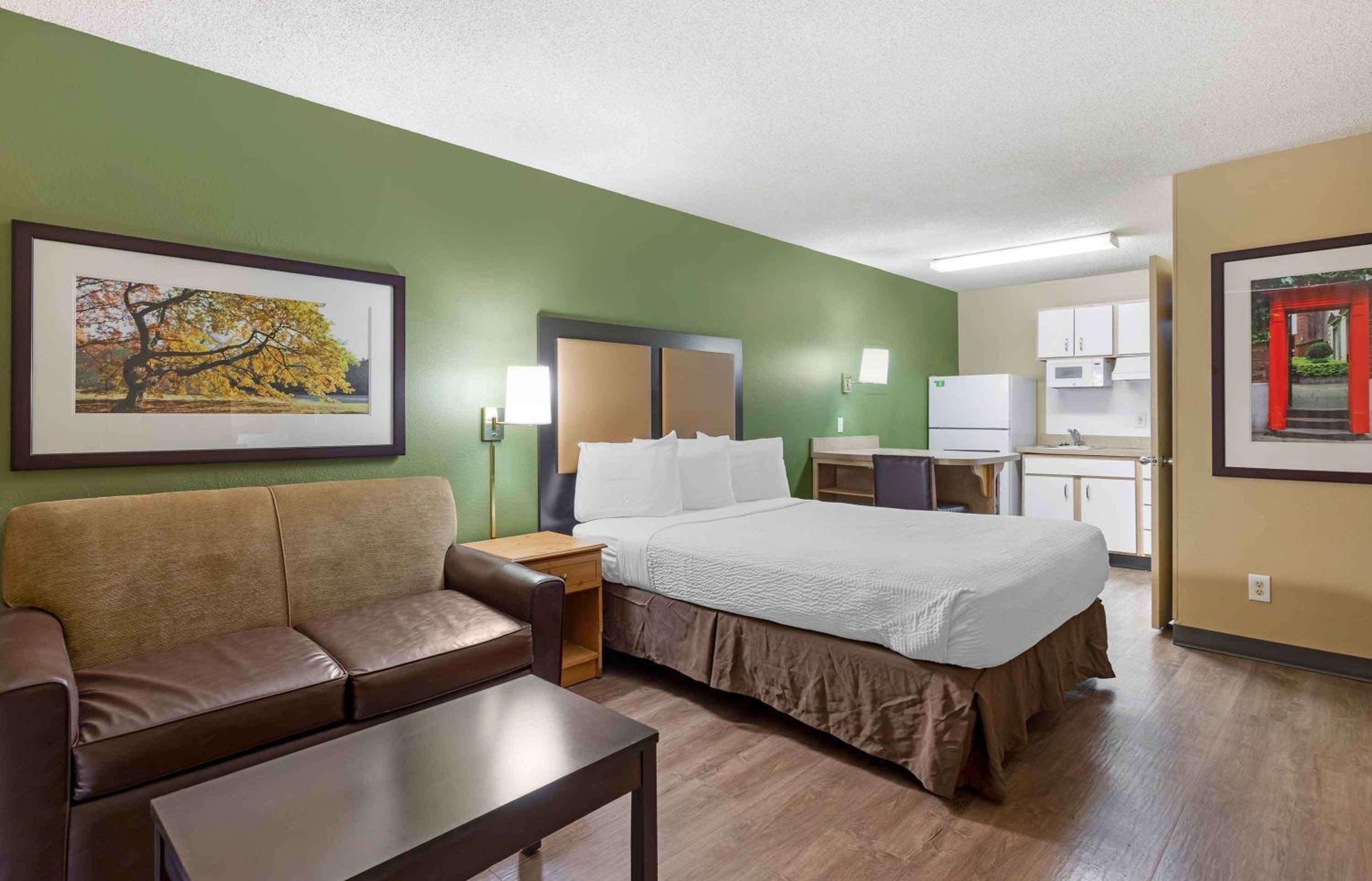 Deluxe Studio with one queen bed - Non-Smoking - Photo 4