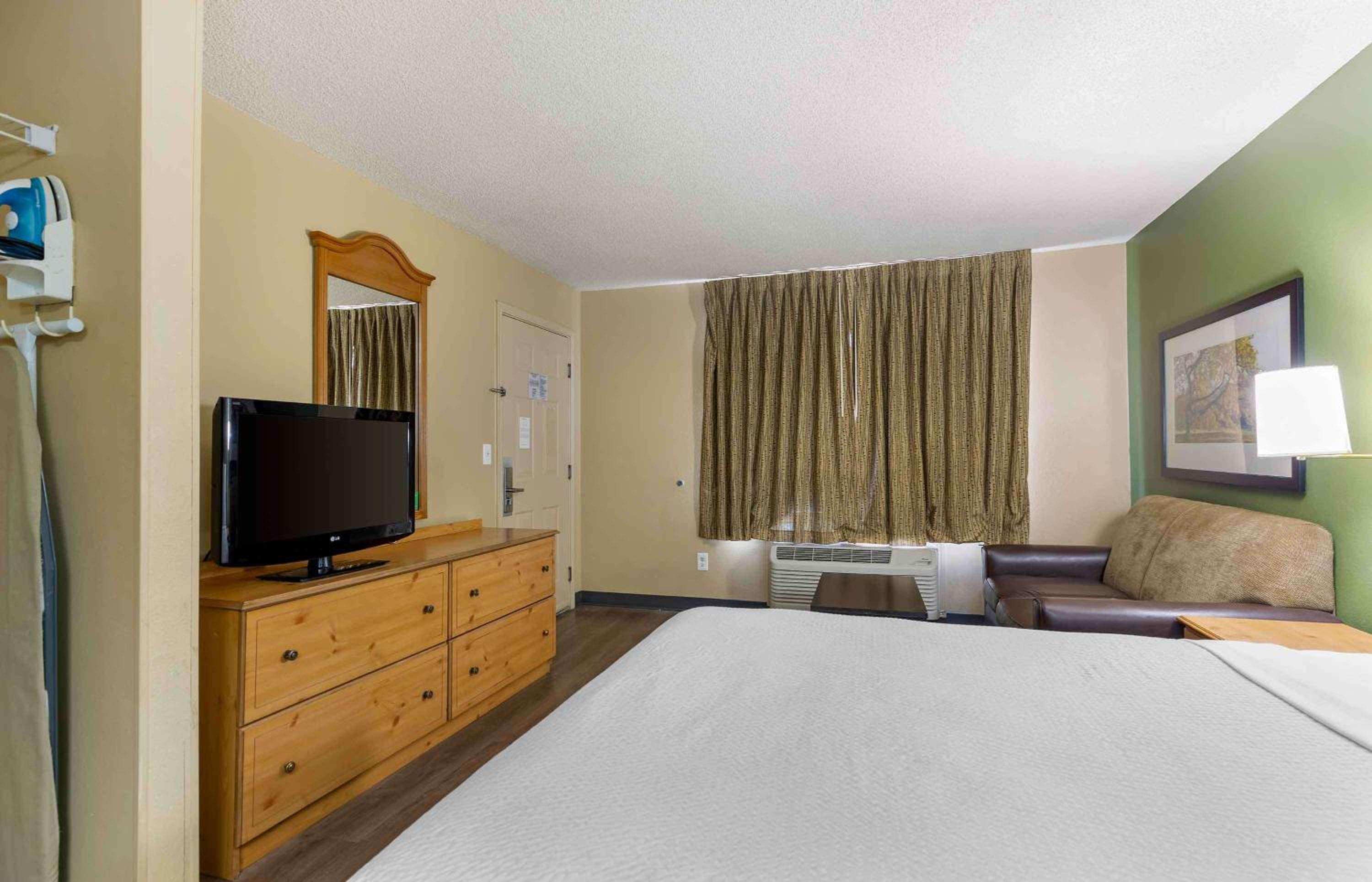 Deluxe Studio with one queen bed - Non-Smoking - Photo 3