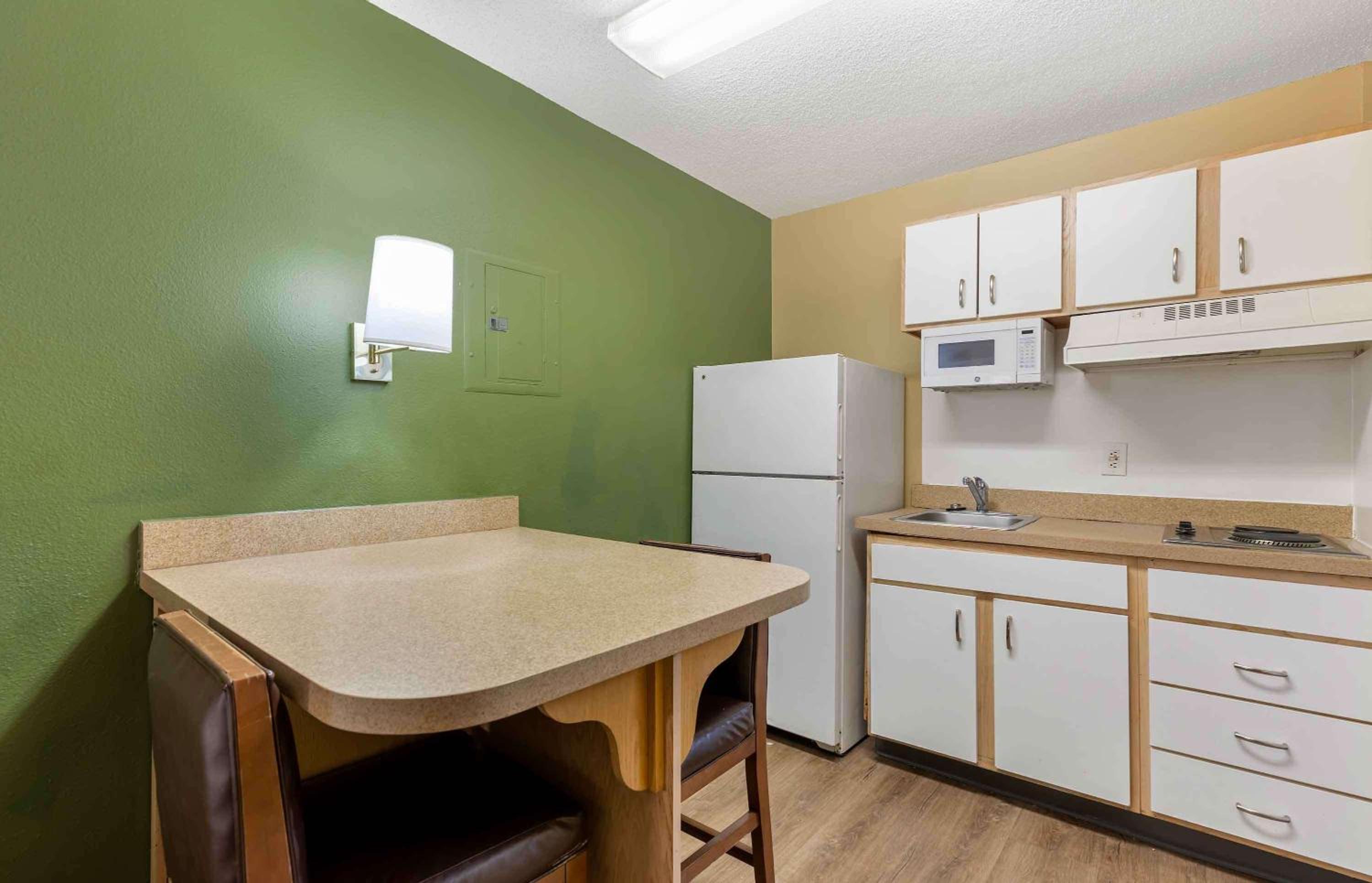 Deluxe Studio with one queen bed - Non-Smoking - Photo 5