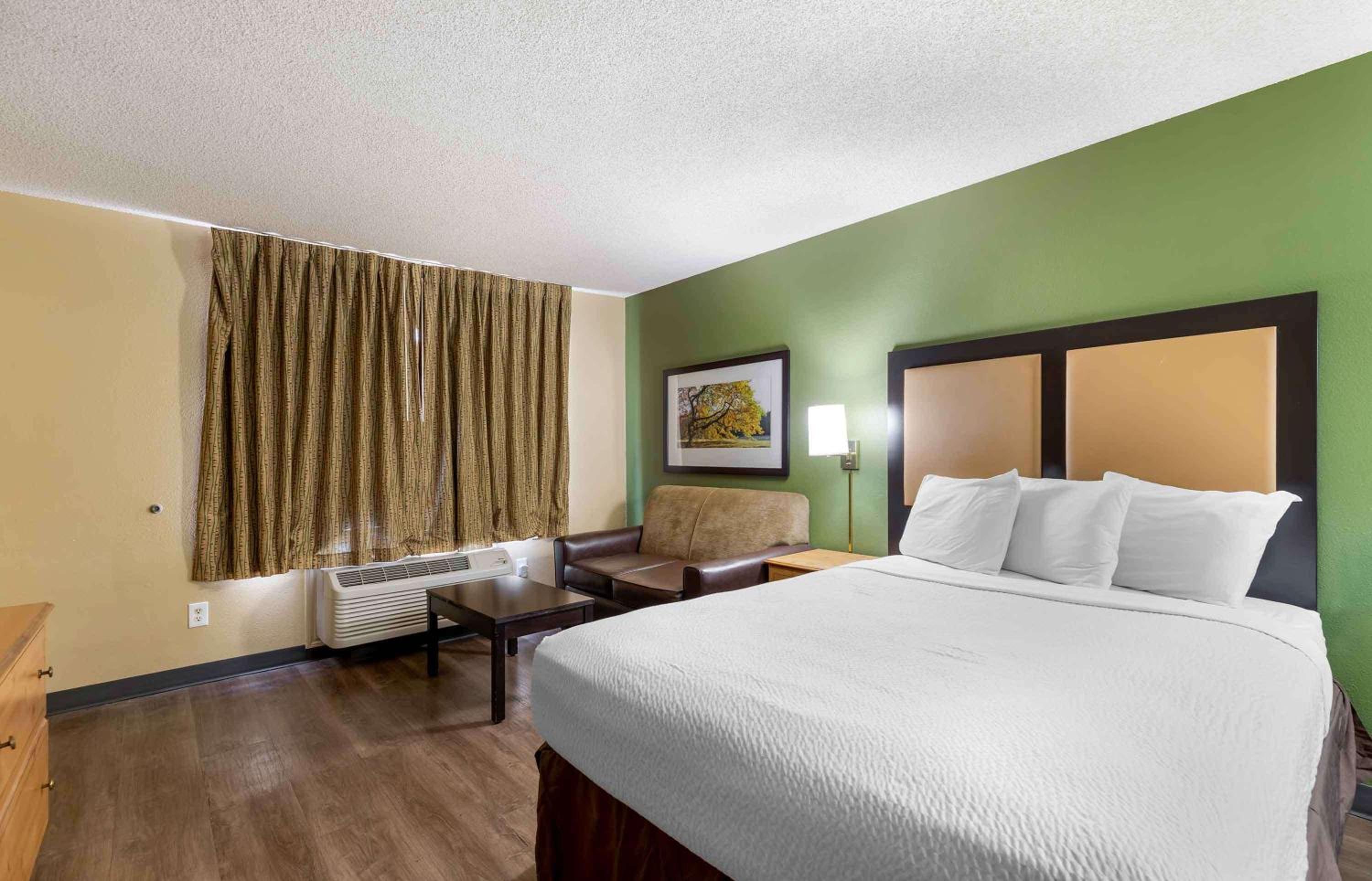 Deluxe Studio with one queen bed - Non-Smoking - Photo 1