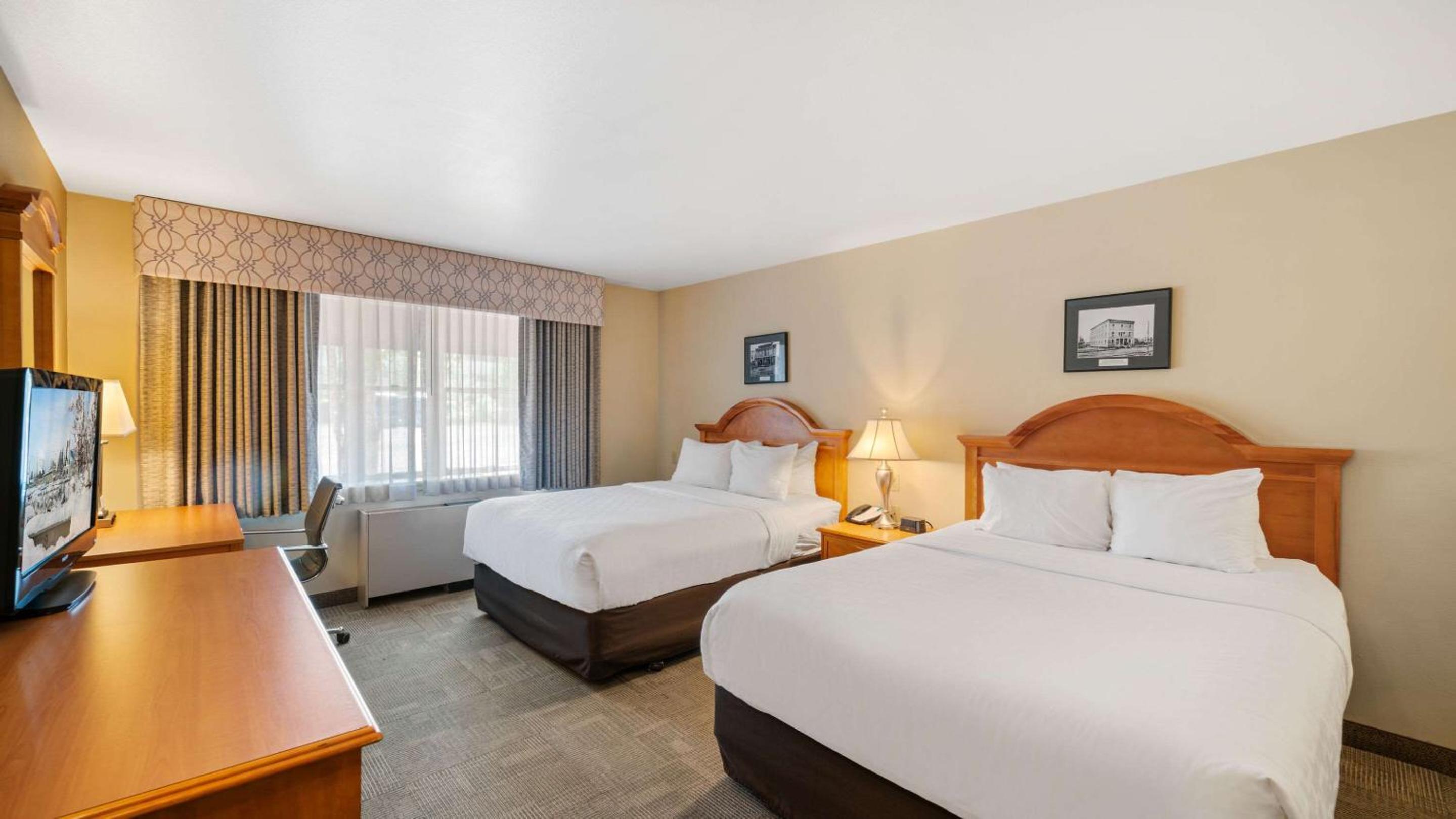 Efficiency Queen Room with Two Queen Beds - Non-Smoking - Photo 10