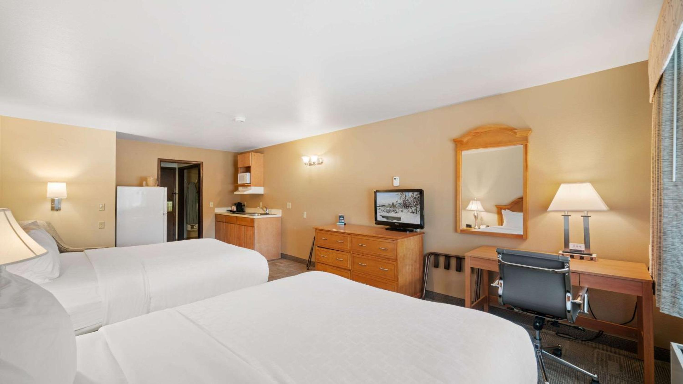 Efficiency Queen Room with Two Queen Beds - Non-Smoking - Photo 11