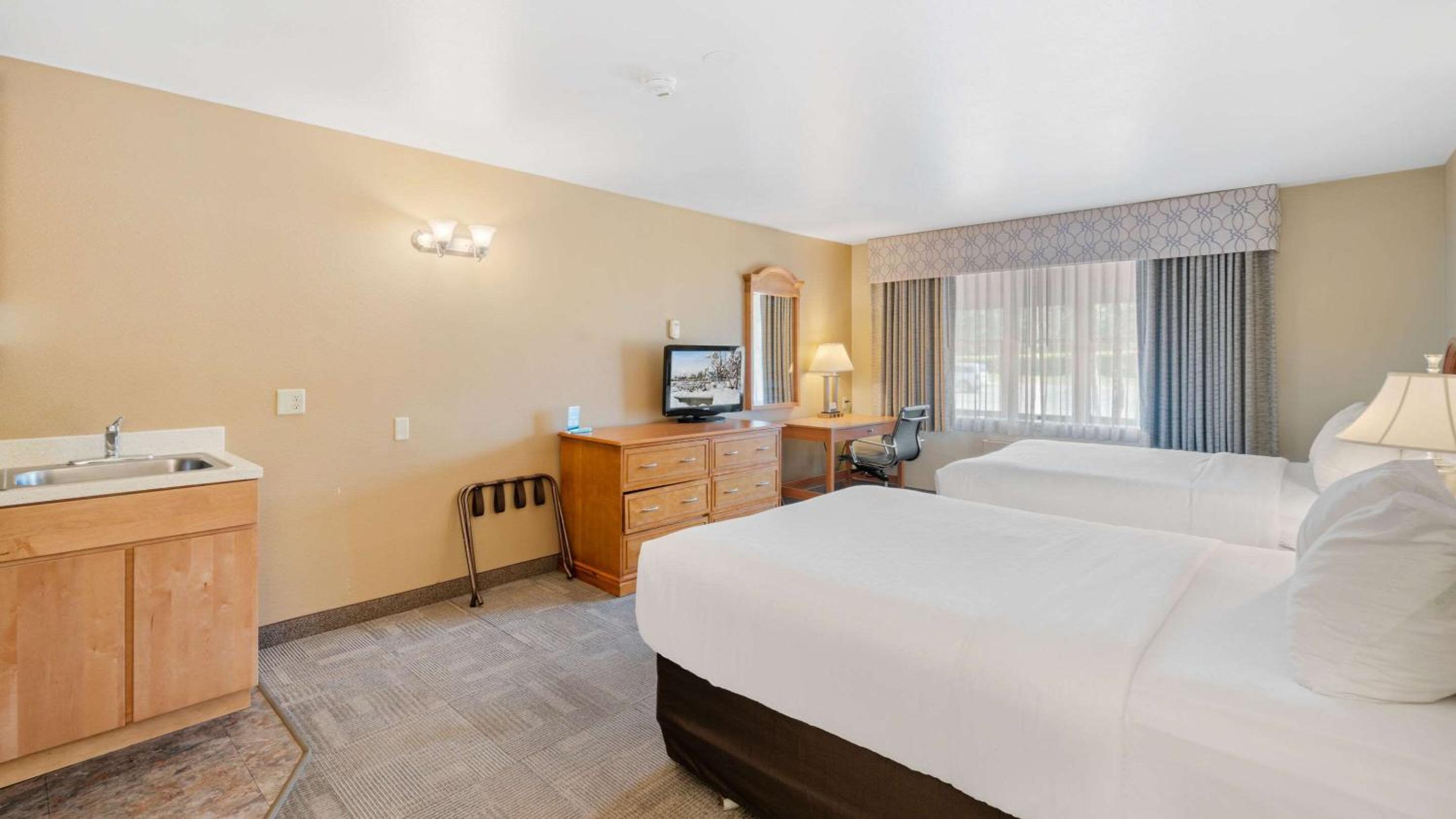 Efficiency Queen Room with Two Queen Beds - Non-Smoking - Photo 12
