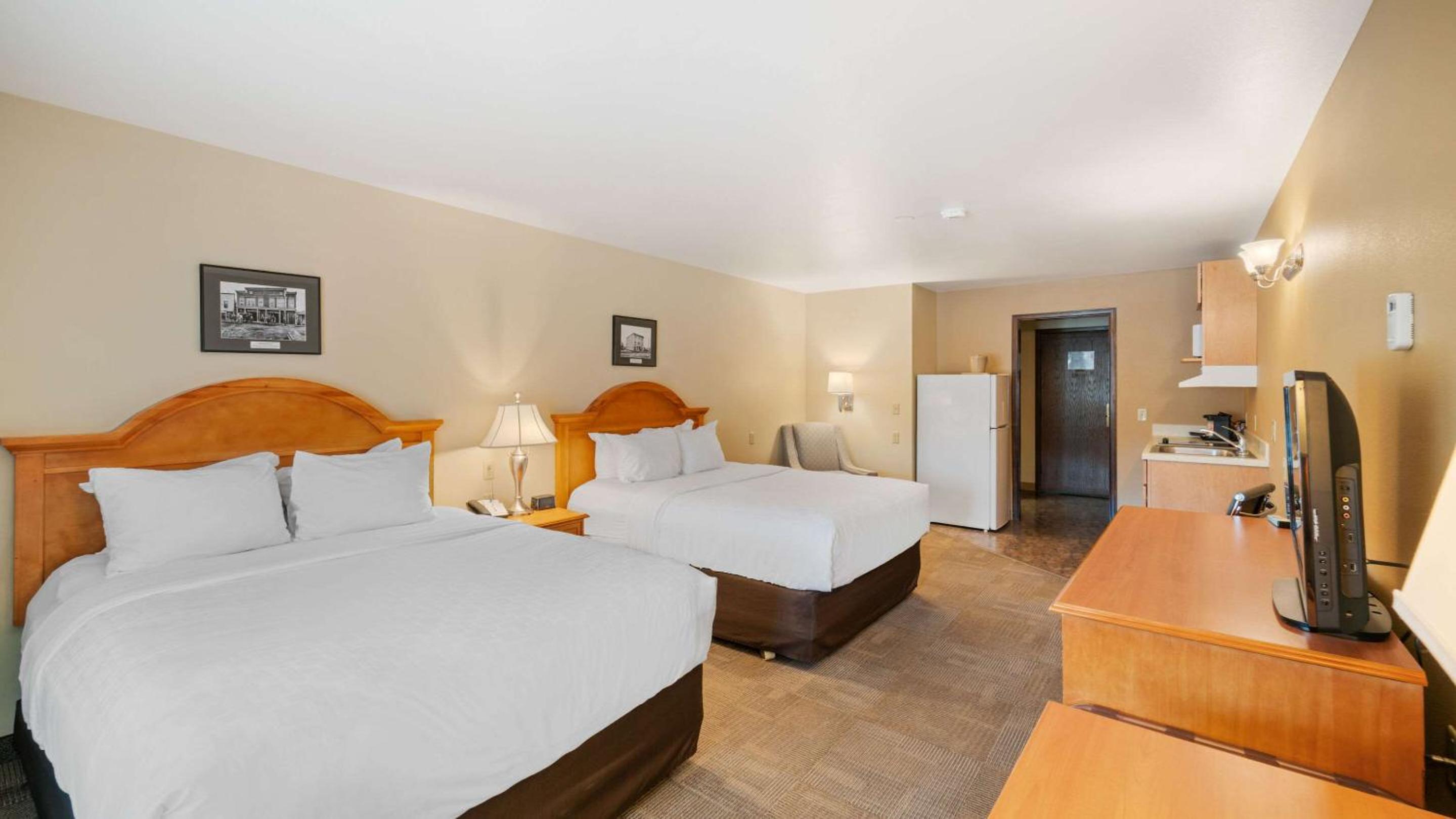 Efficiency Queen Room with Two Queen Beds - Non-Smoking - Photo 2