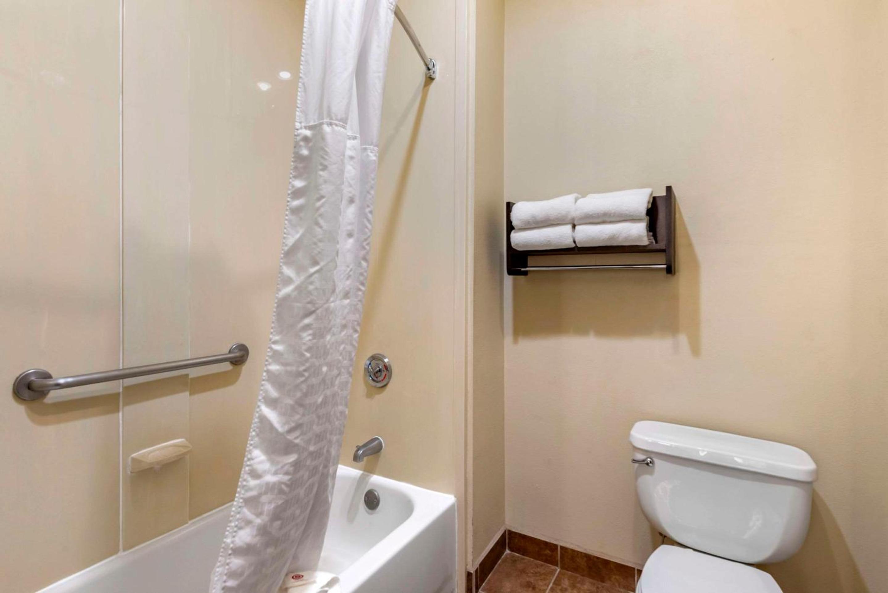 King Suite with Sofa Bed - Non Smoking - Photo 2