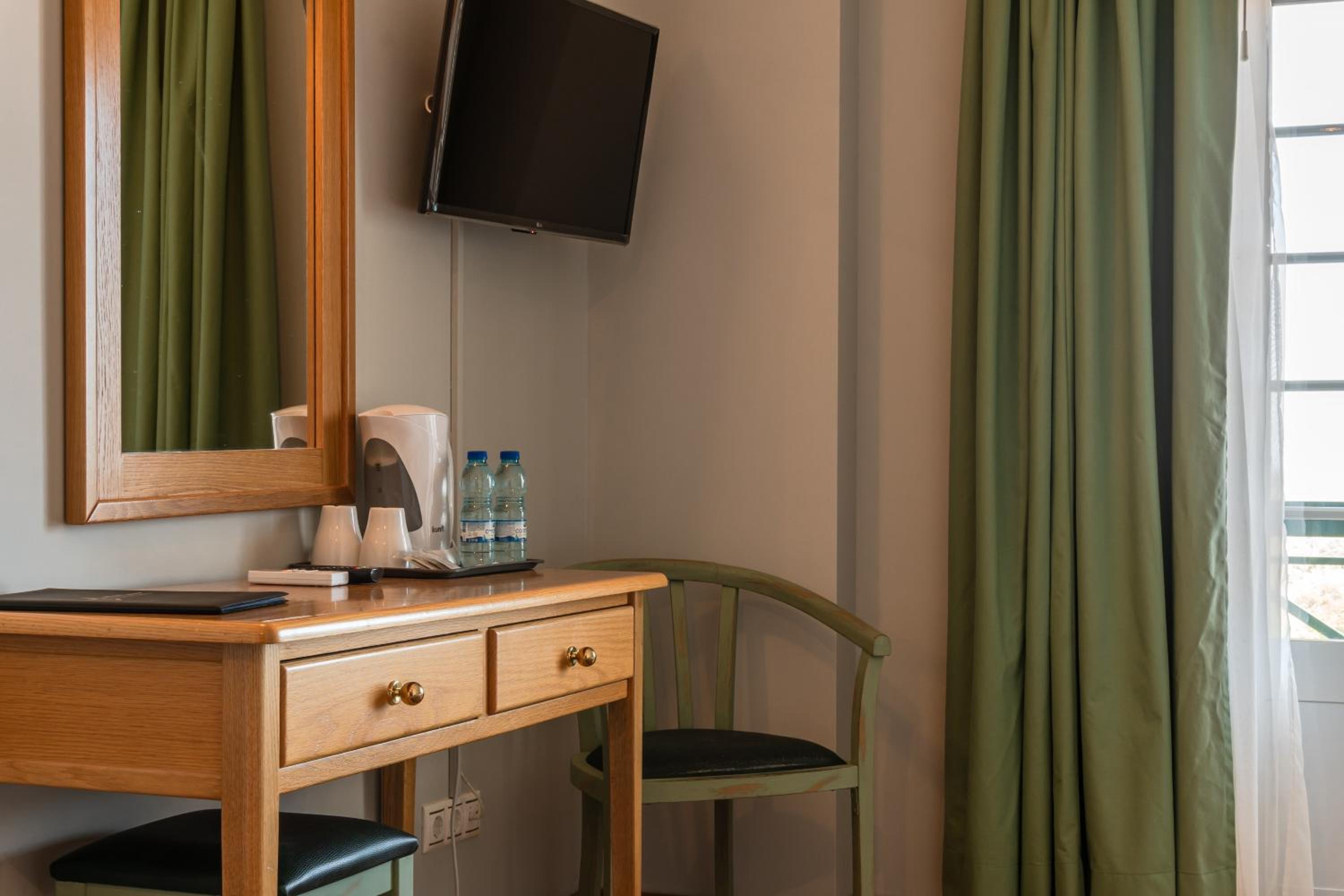 Deluxe Double or Twin Room with Balcony photo 3