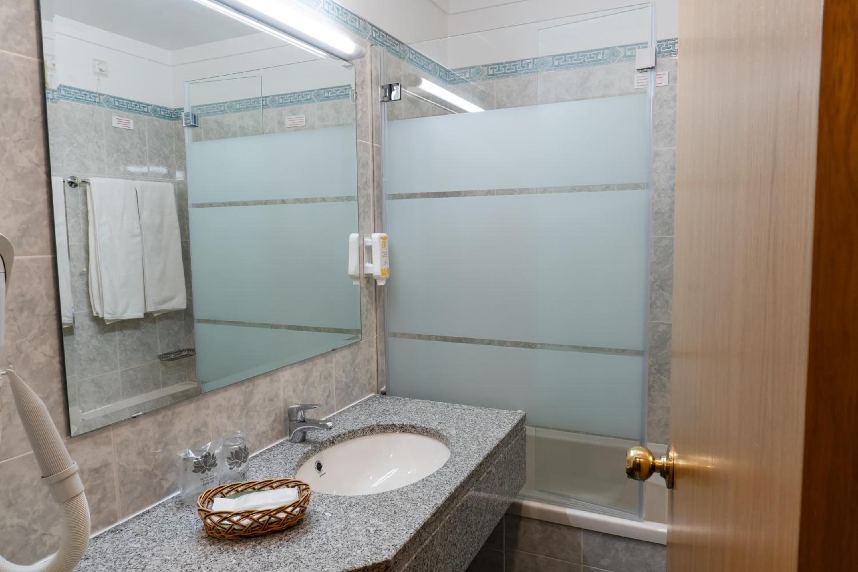 Deluxe Double or Twin Room with Balcony photo 2