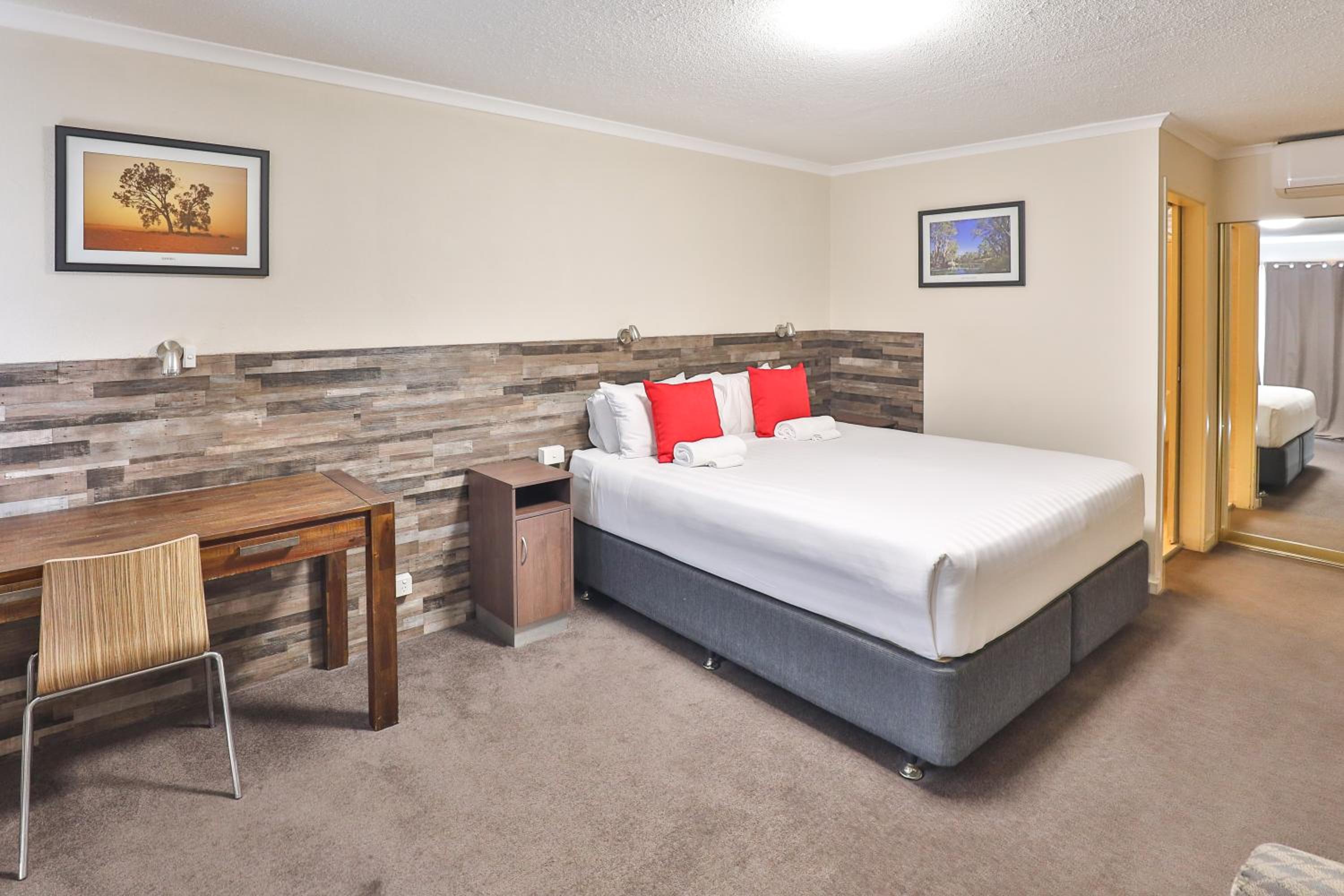 Standard King Room photo 1