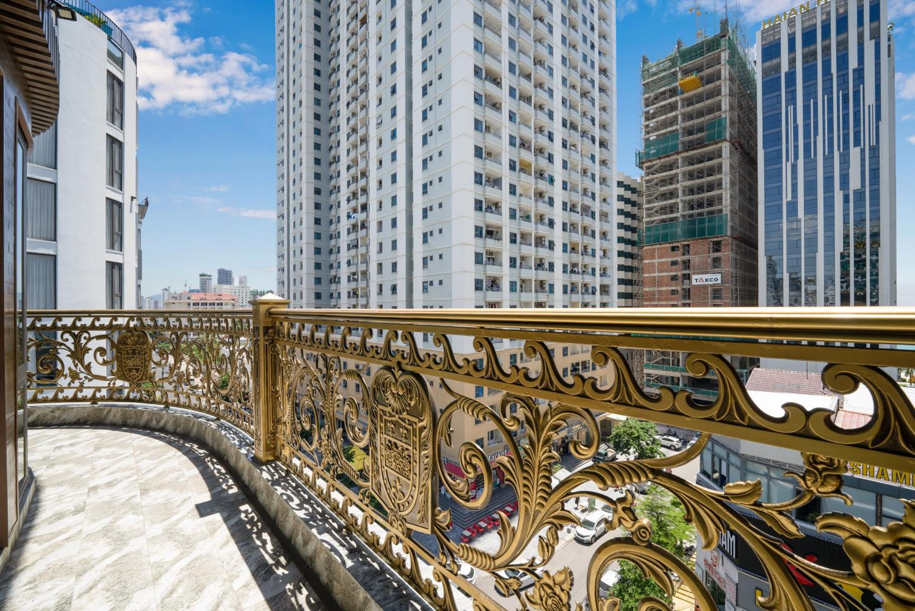 Suite with Balcony - Photo 6