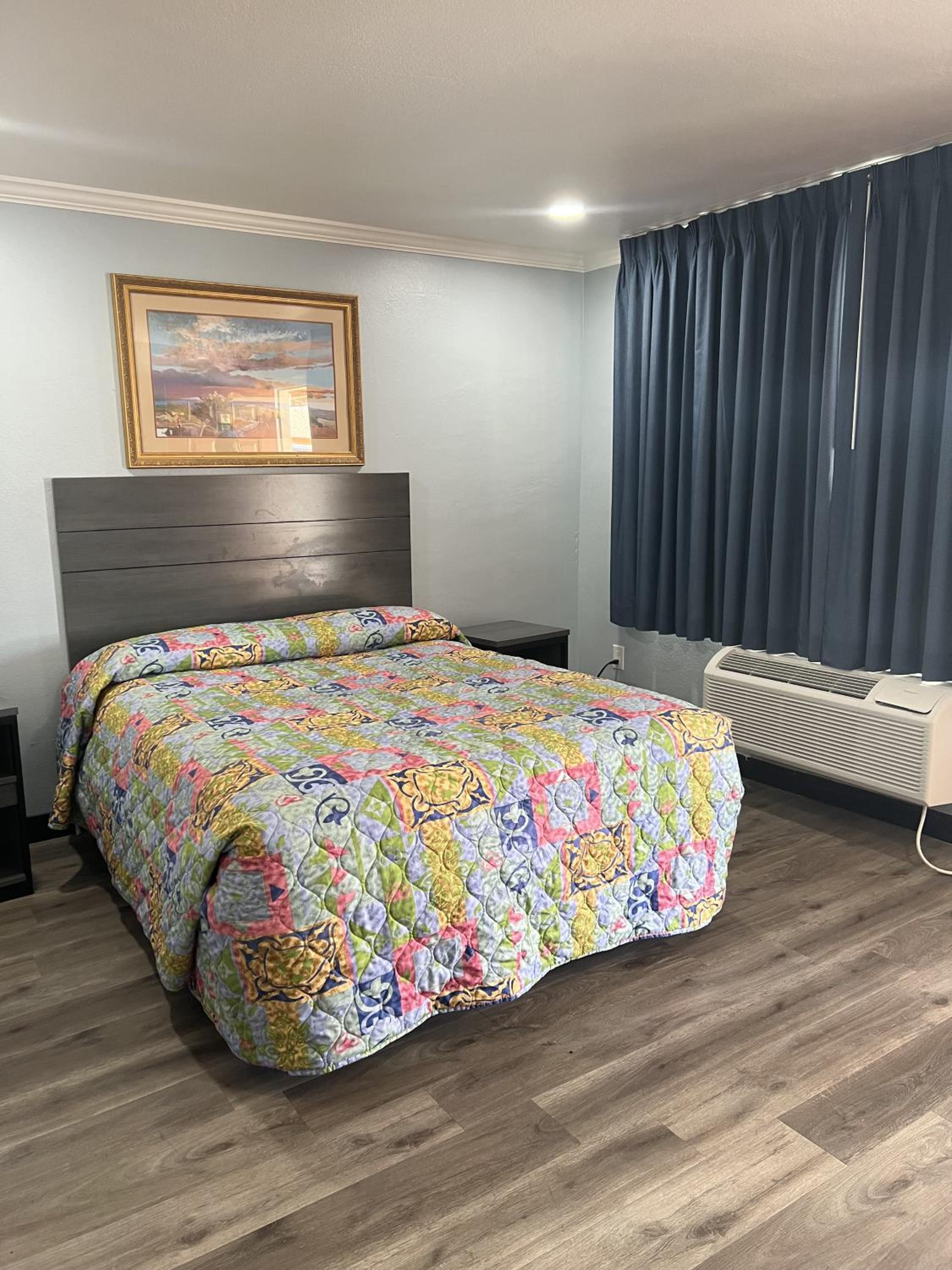 Queen Room - Disability Access - Photo 1