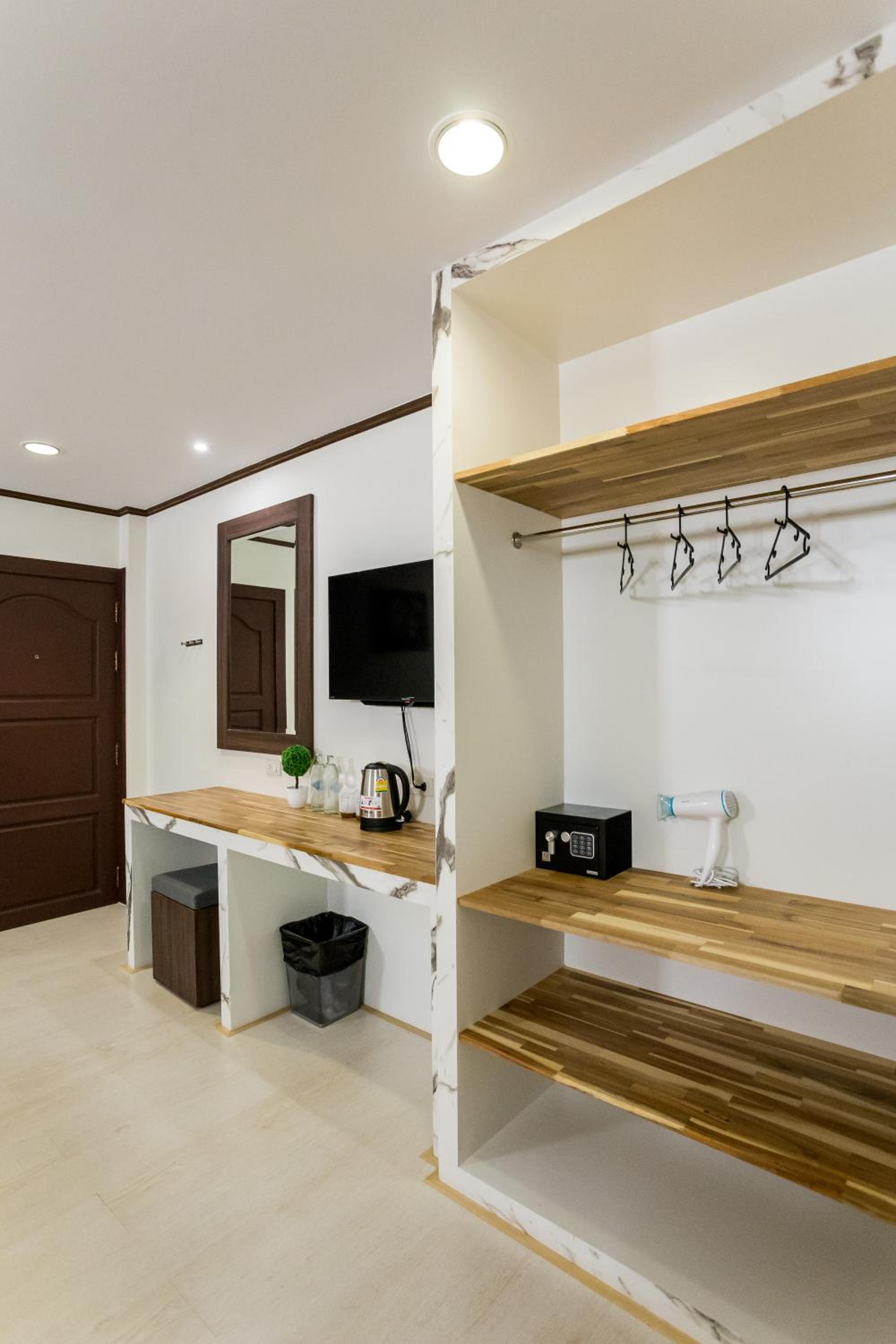 Deluxe Double Room with Bath photo 3